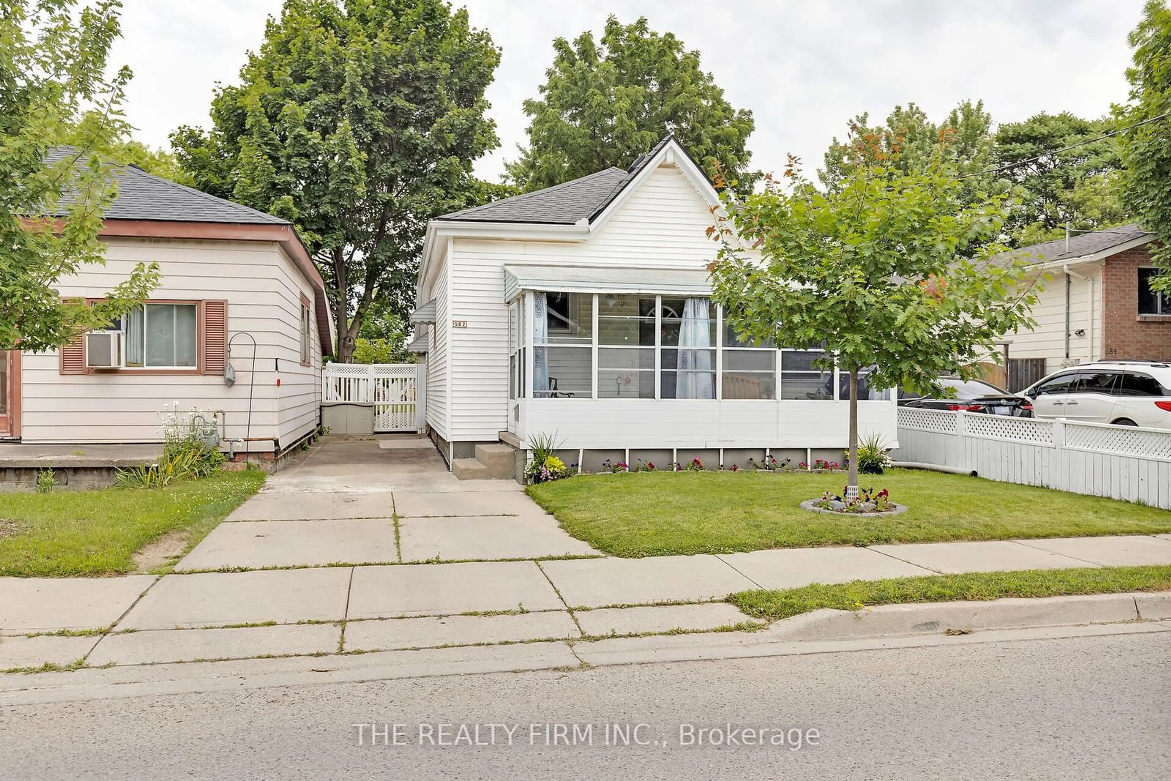 Frontside or backside of a home for 582 Hill St, London Ontario N6B 1G1