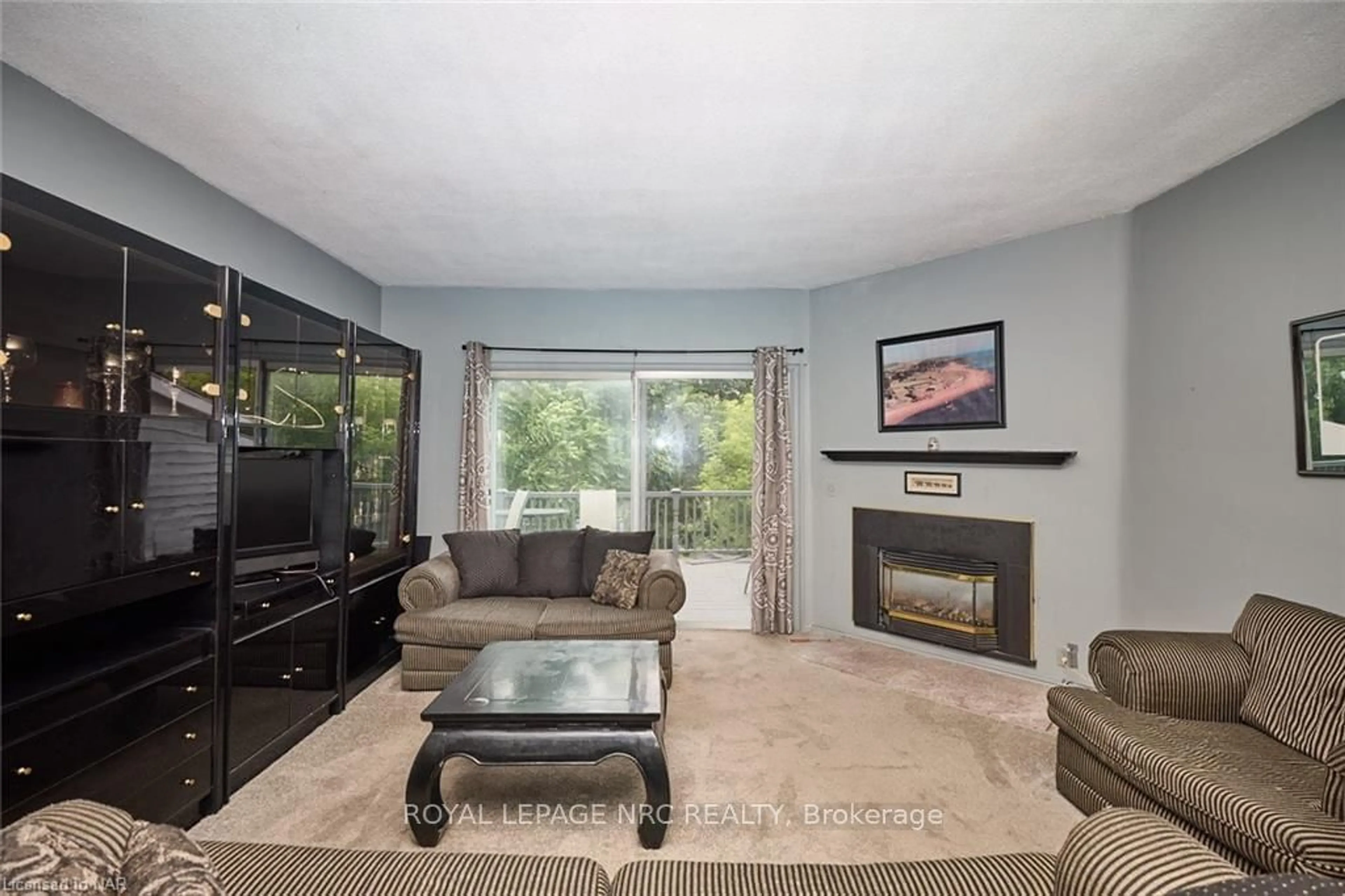 Living room, carpet floors for 84 Merritt St, St. Catharines Ontario L2T 1J6