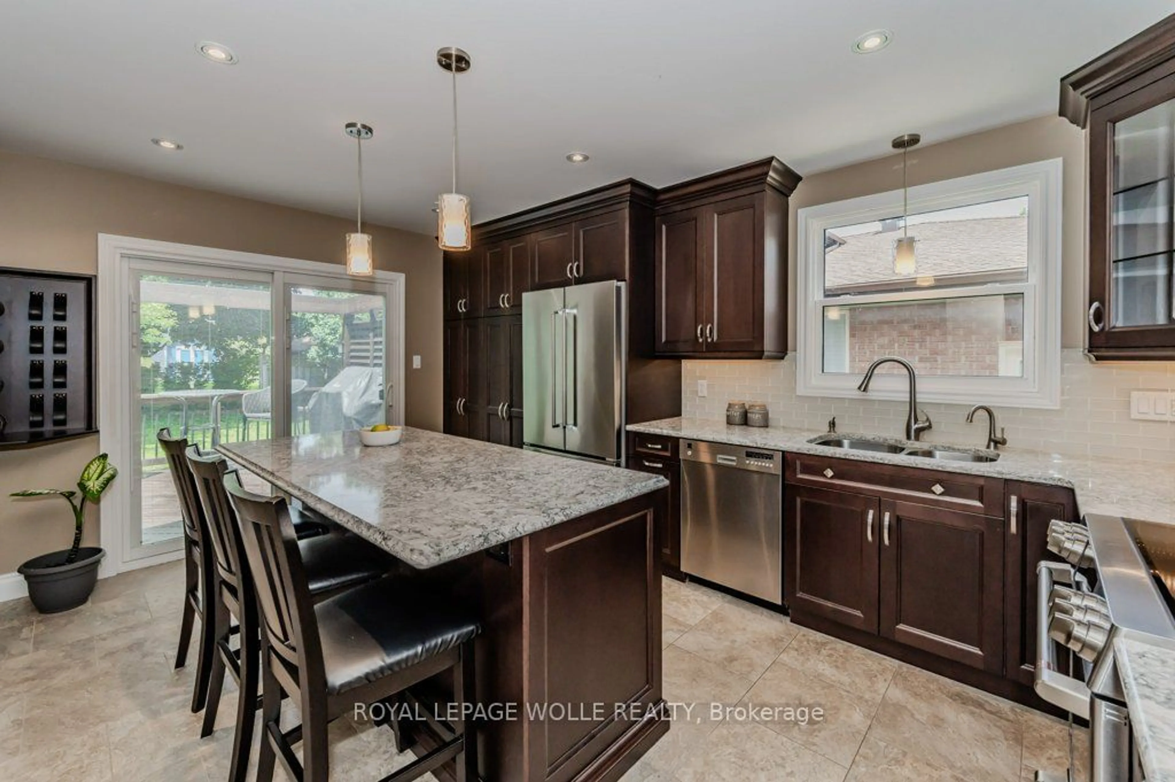 Contemporary kitchen for 398 Strawberry Cres, Waterloo Ontario N2K 3J4