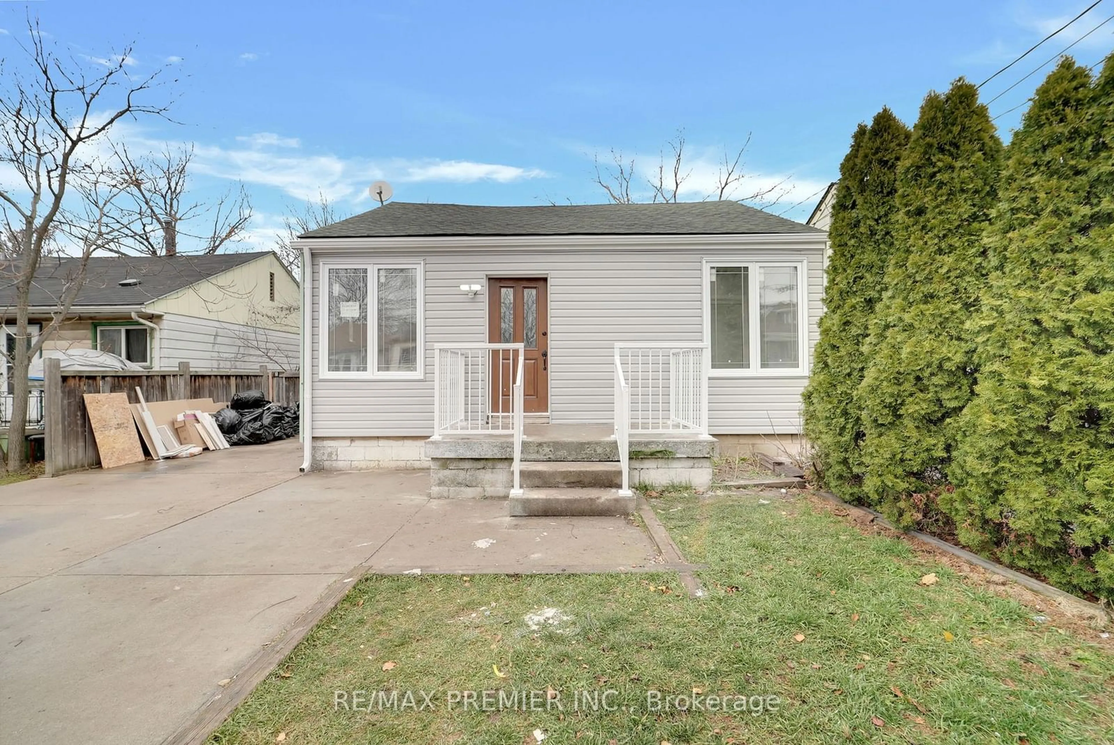 Frontside or backside of a home for 33 Dalhousie Ave, Hamilton Ontario L8L 3J4