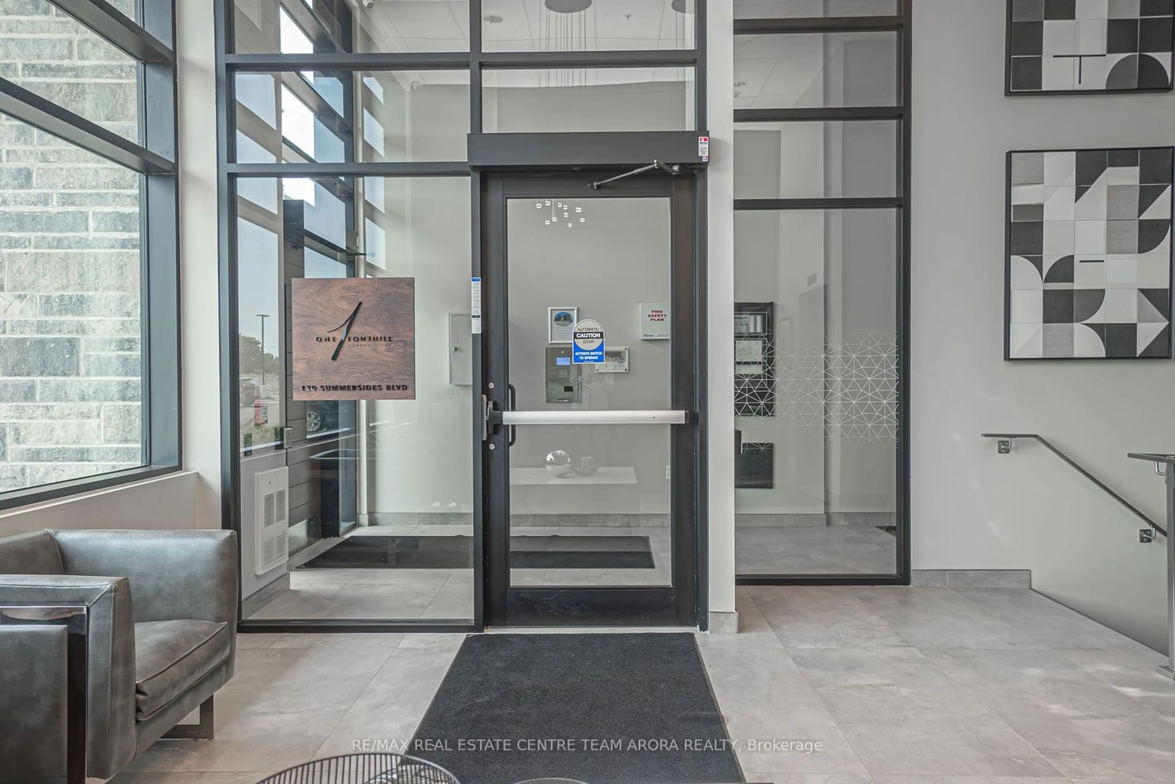 Indoor foyer for 120 Summersides Blvd #207, Pelham Ontario L3B 5N5