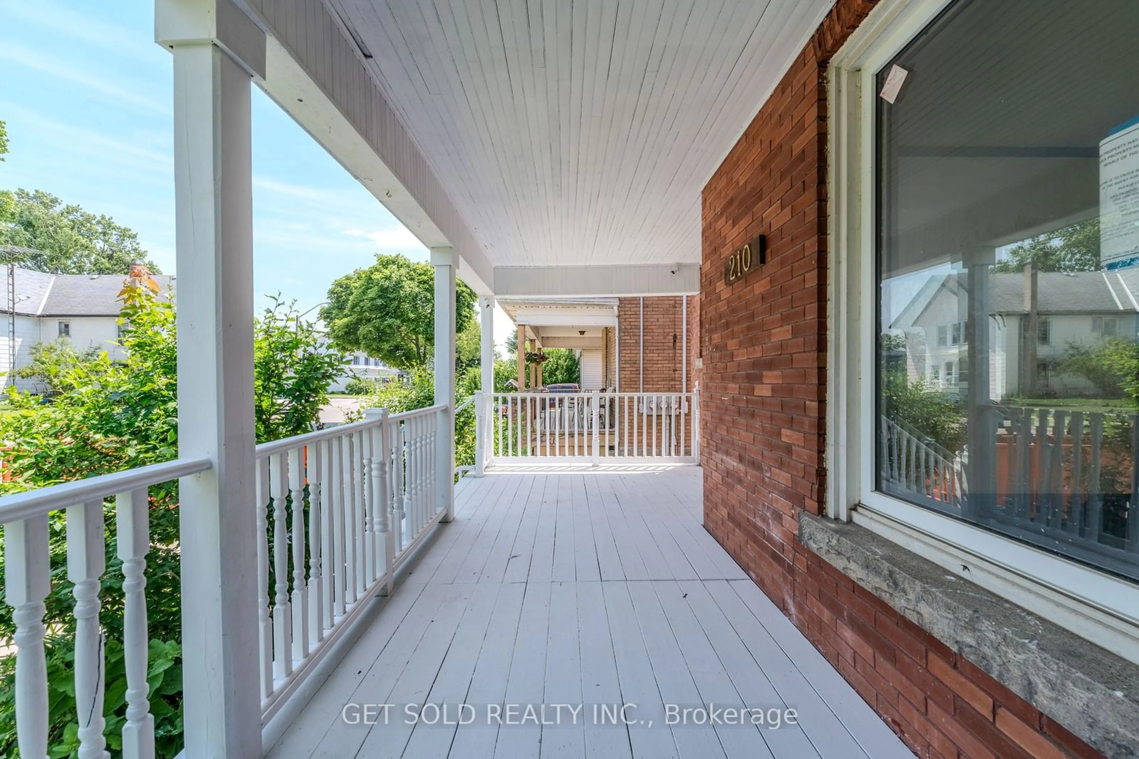 Patio, the street view for 210 Lock St, Haldimand Ontario N1A 1V2