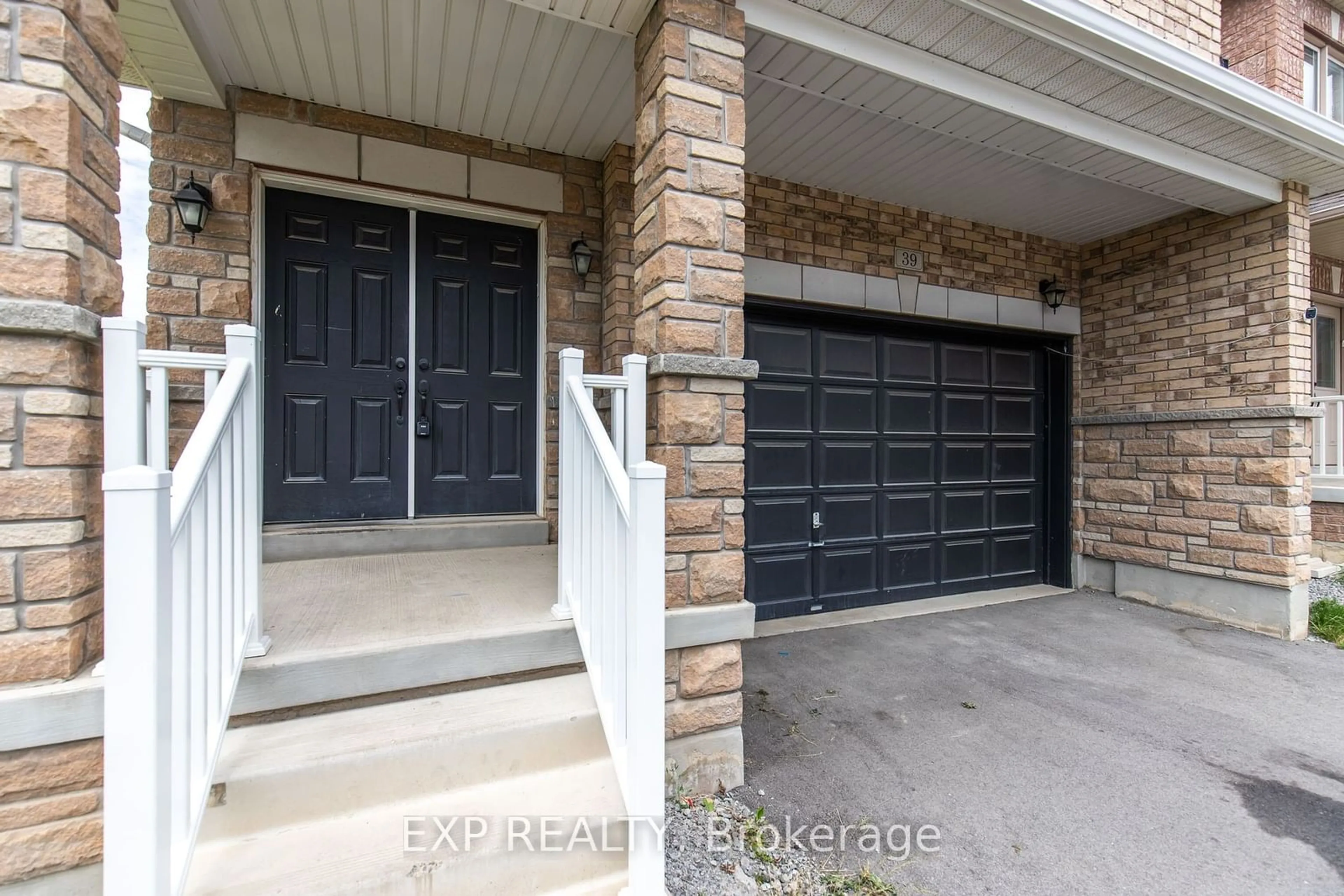 Indoor entryway for 39 Baker St, Thorold Ontario L2V 0J5