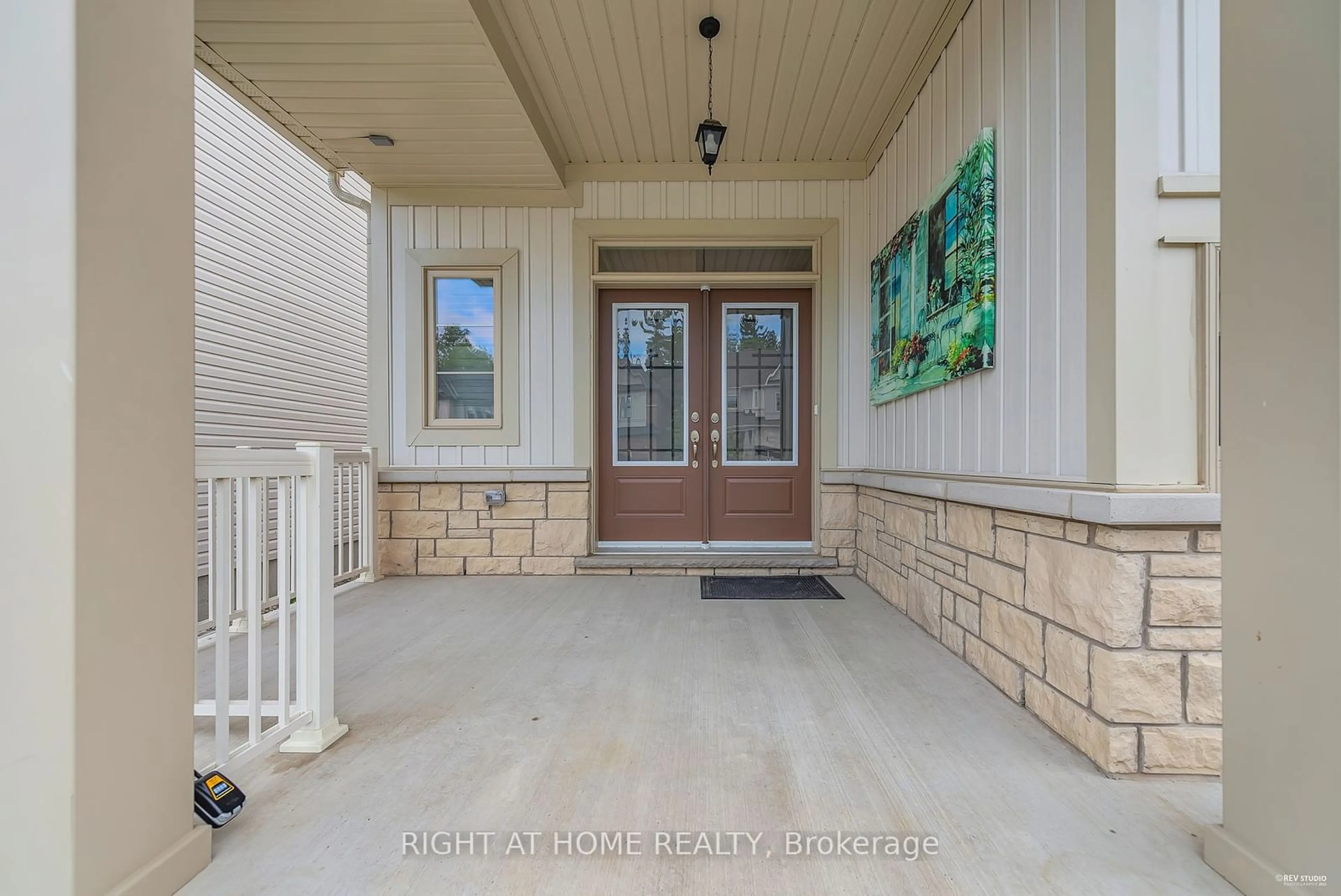 Indoor entryway for 130 McFarlane Cres, Centre Wellington Ontario N1M 0G5