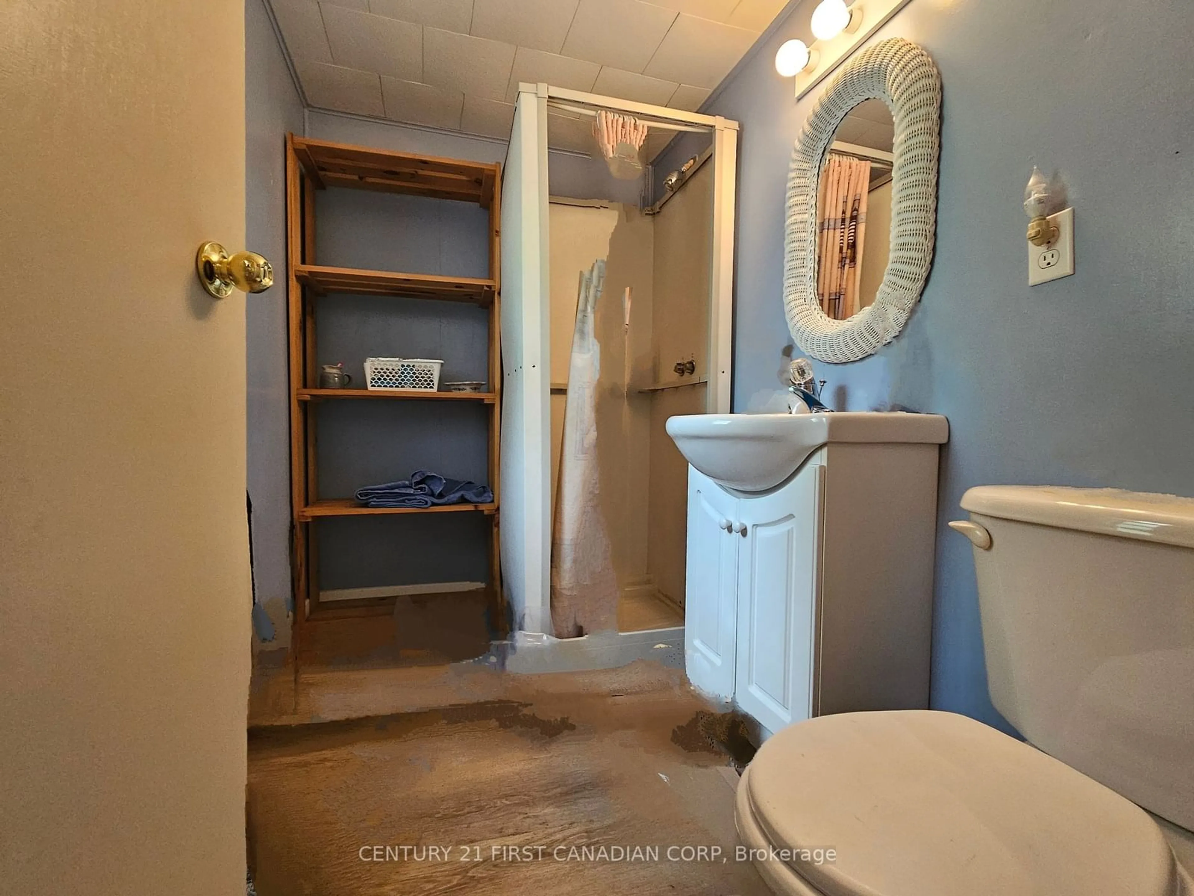 Standard bathroom for 6346 London Rd, Lambton Shores Ontario N0N 1J2