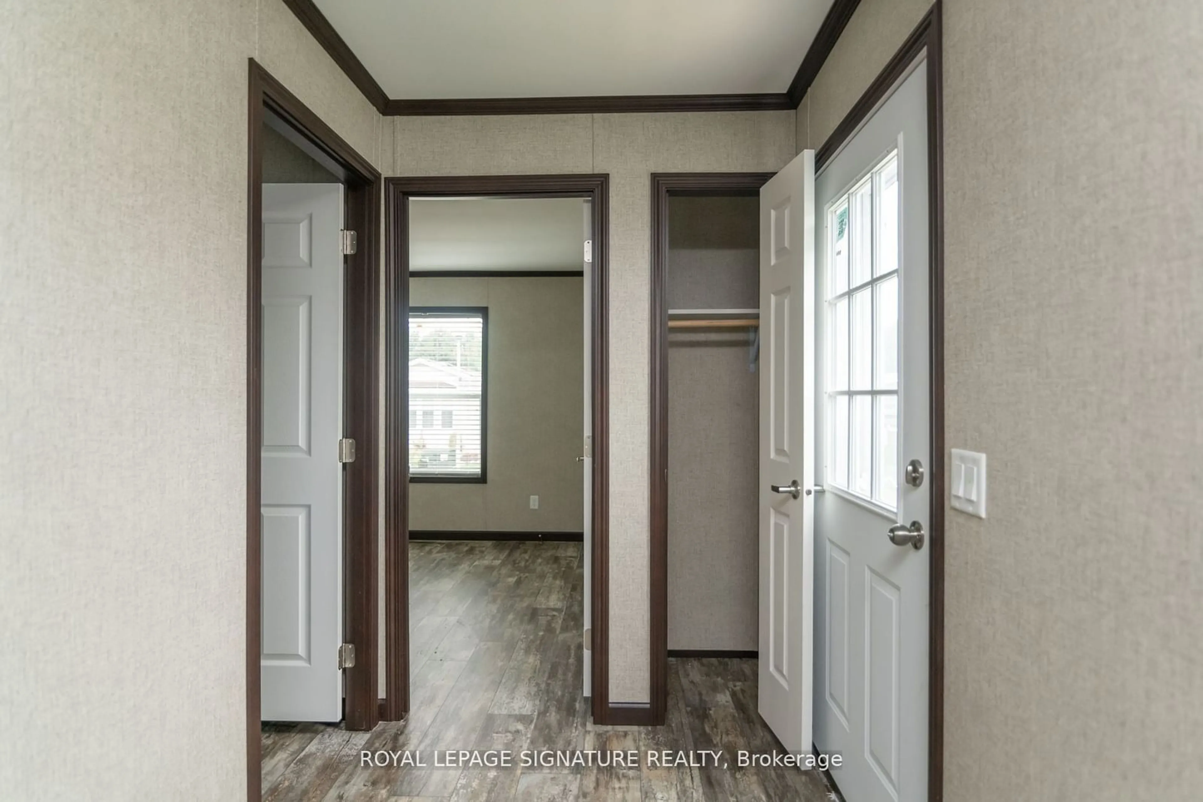 Indoor entryway for 157 Regency Dr, Chatham-Kent Ontario N7L 4E4