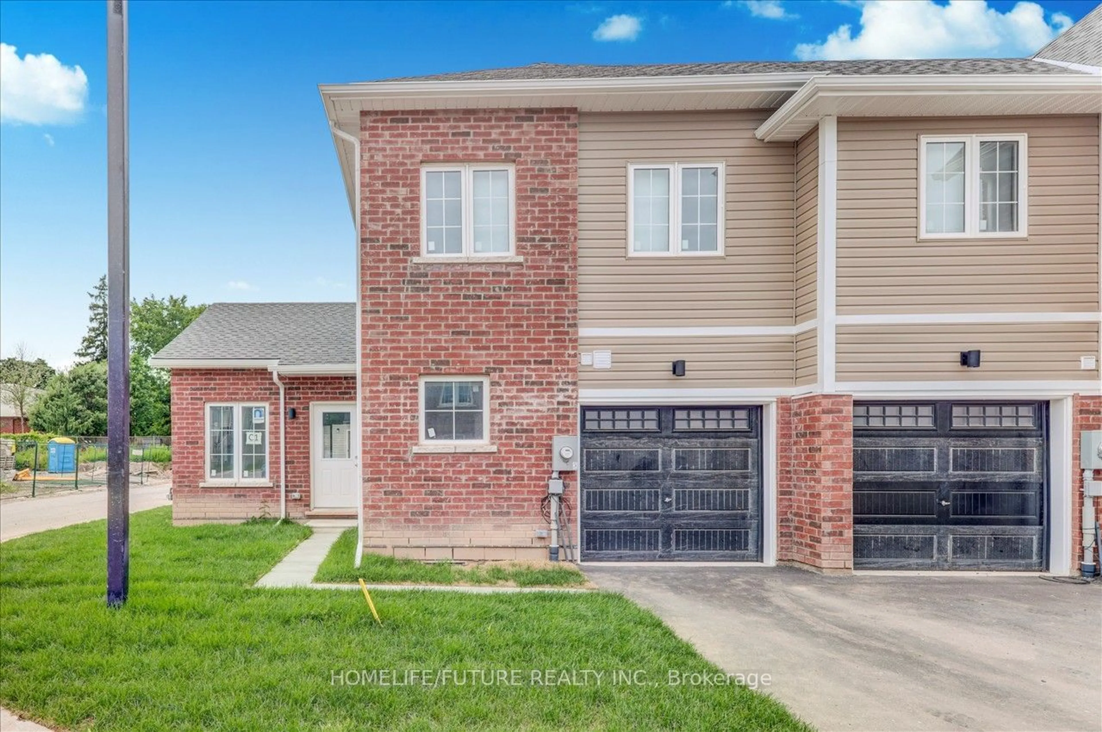 A pic from exterior of the house or condo for 3 Waterleaf Tr, Welland Ontario L3C 1T9