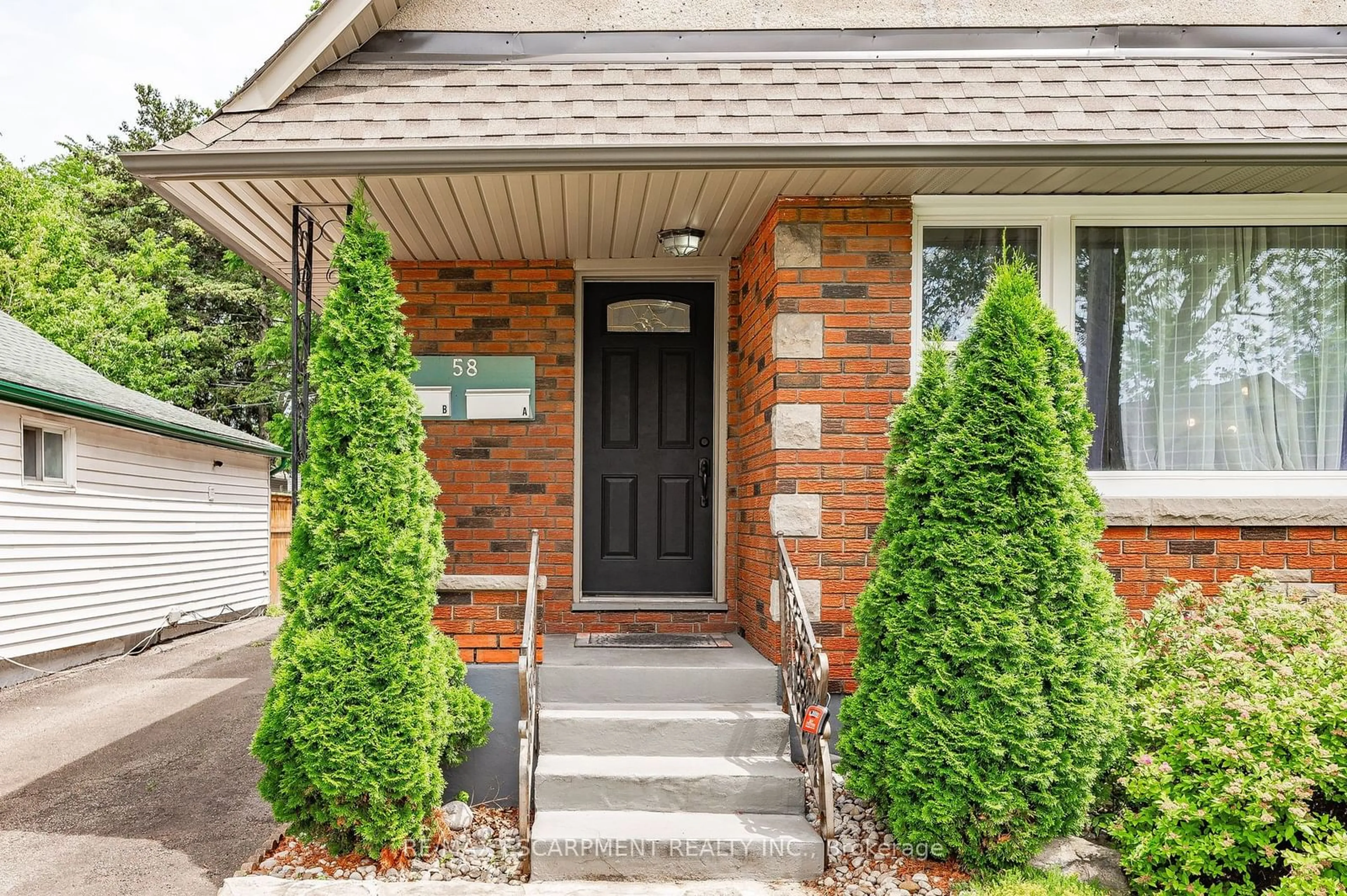 Home with brick exterior material for 58 Mildred Ave, St. Catharines Ontario L2R 6J3