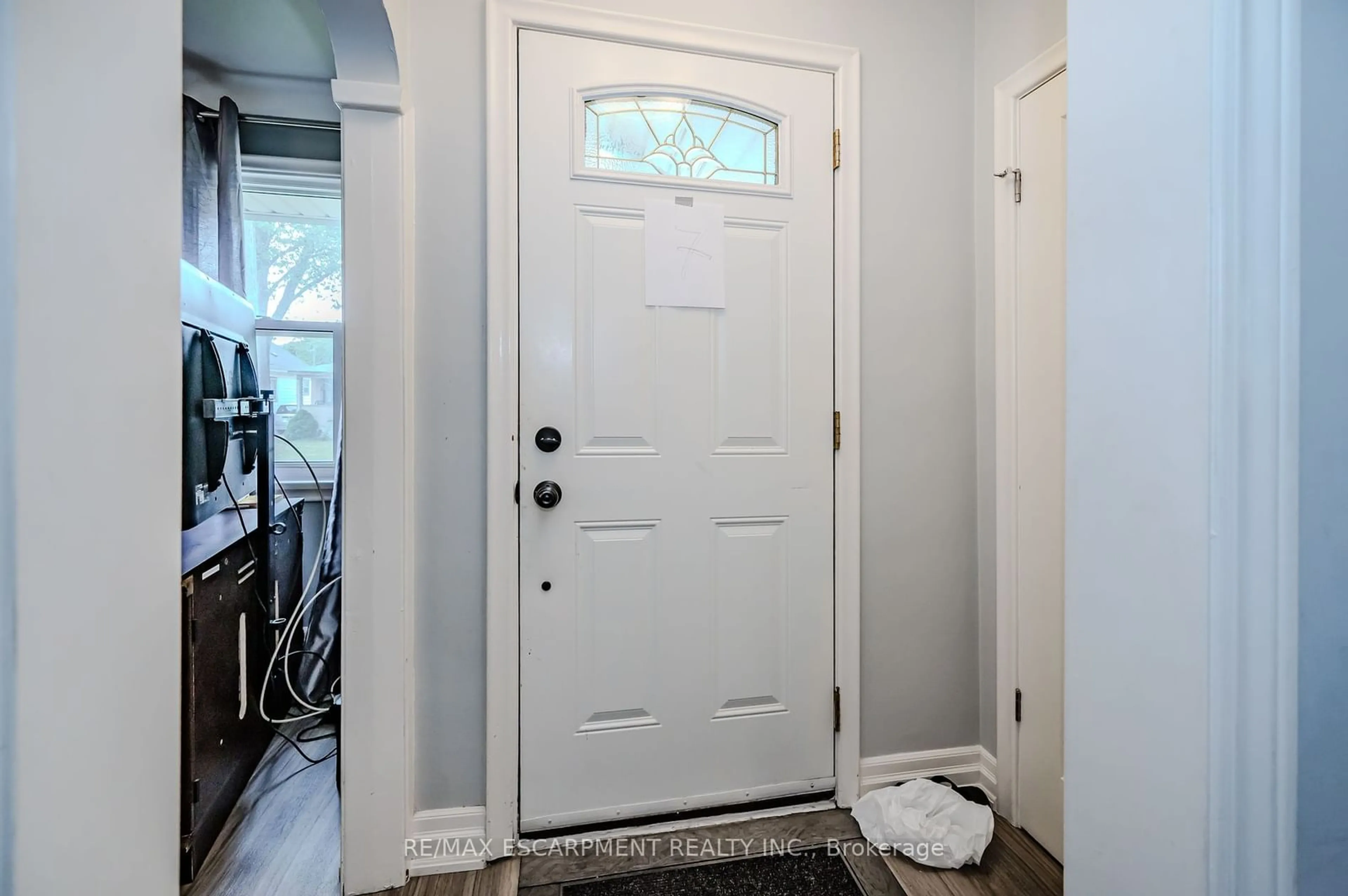 Indoor entryway, wood floors for 58 Mildred Ave, St. Catharines Ontario L2R 6J3