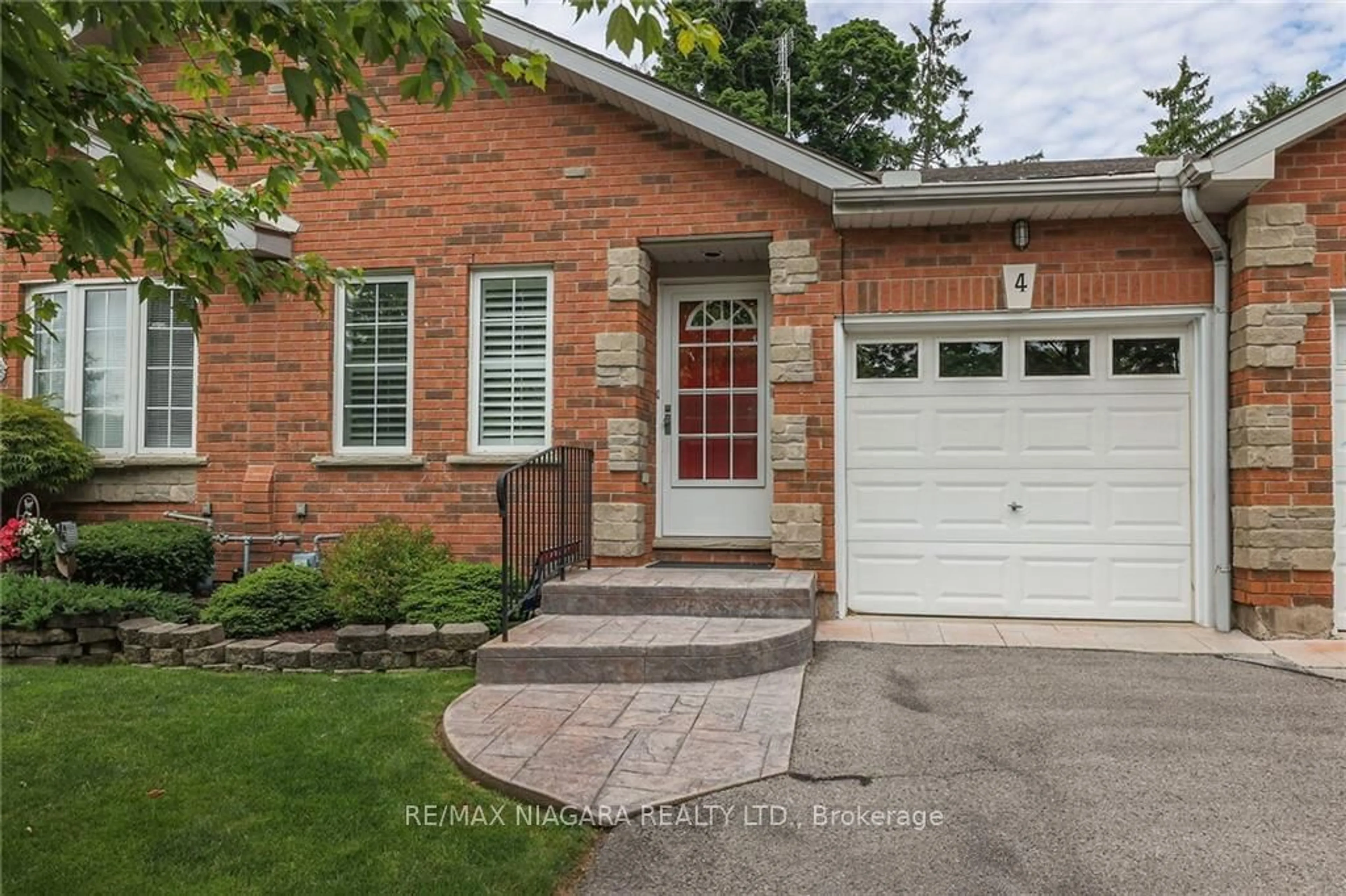 Home with brick exterior material for 4 Kinsman Crt, Pelham Ontario L0S 1E3