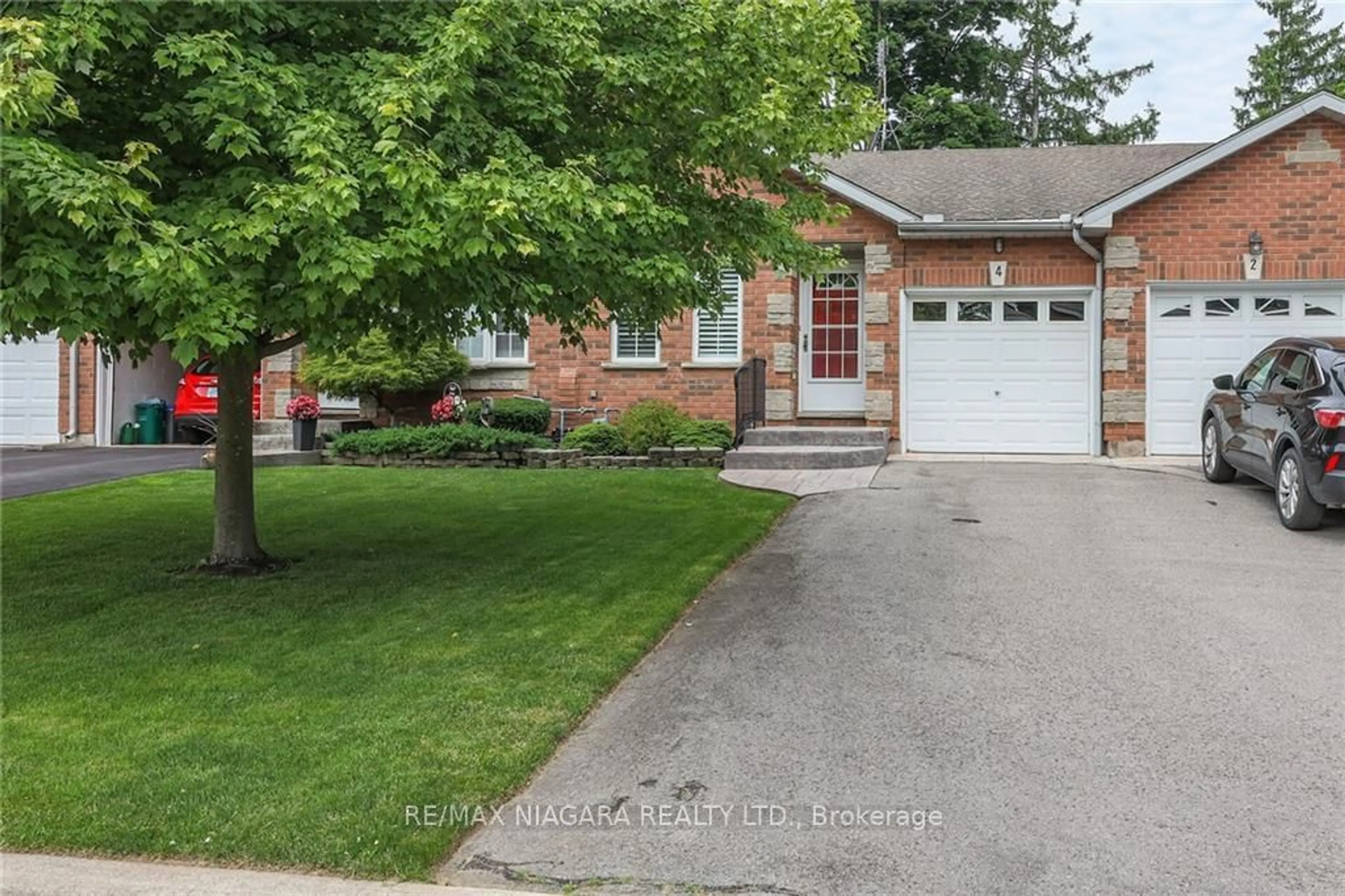 Frontside or backside of a home for 4 Kinsman Crt, Pelham Ontario L0S 1E3