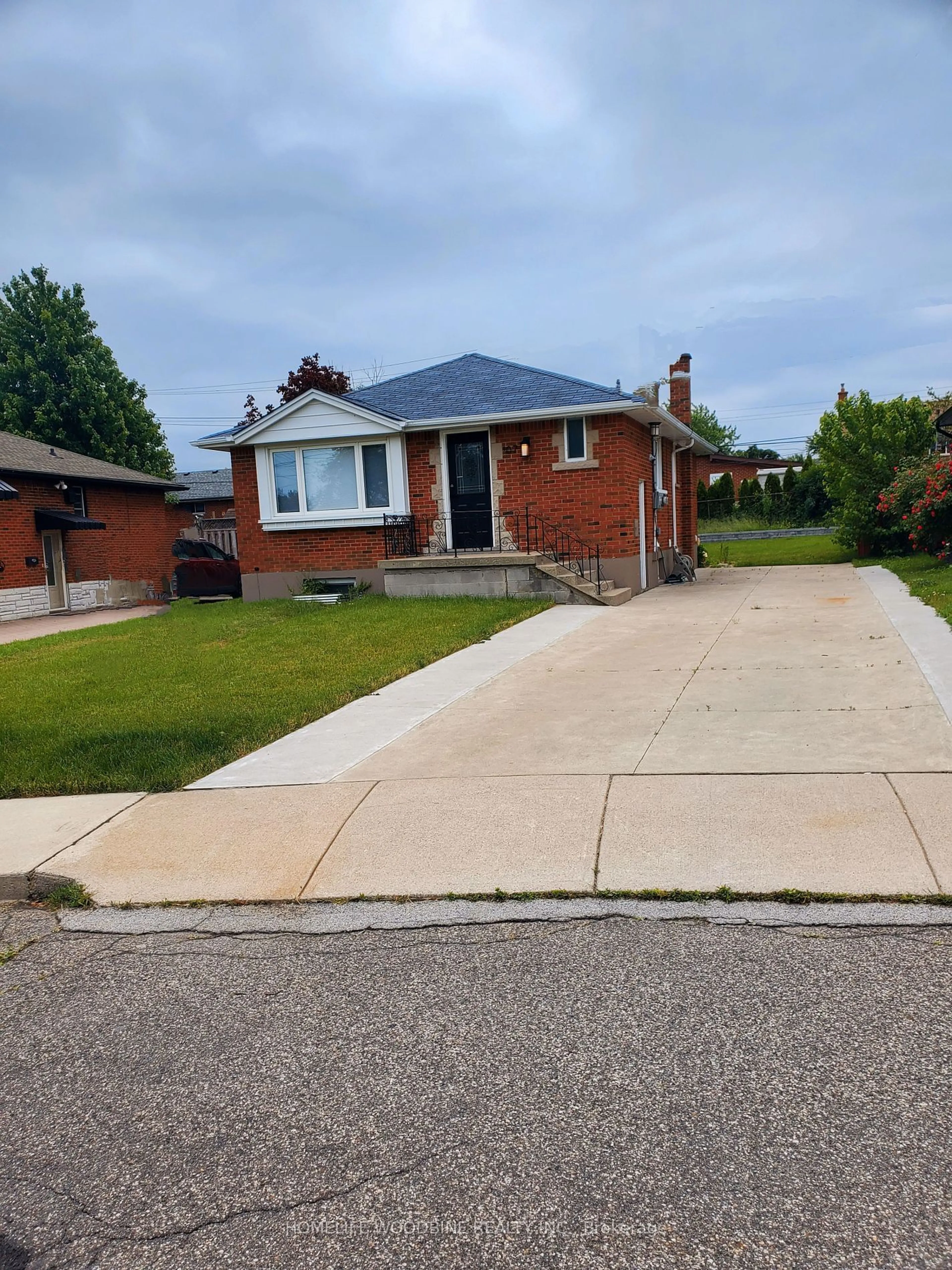 Frontside or backside of a home for 107 Winchester Blvd, Hamilton Ontario L8T 2M9