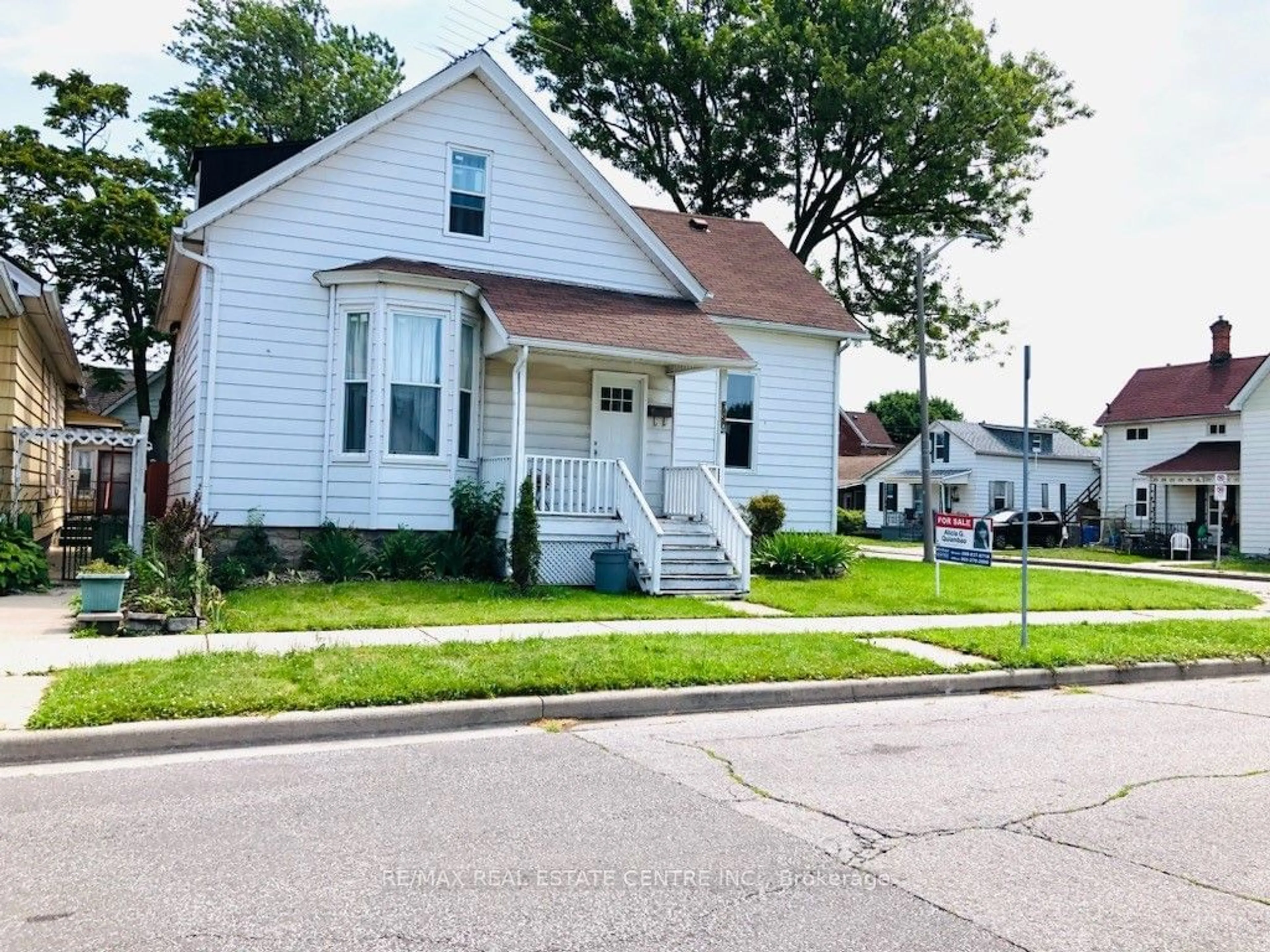 Frontside or backside of a home for 294 Louis Ave, Windsor Ontario N9A 1W2