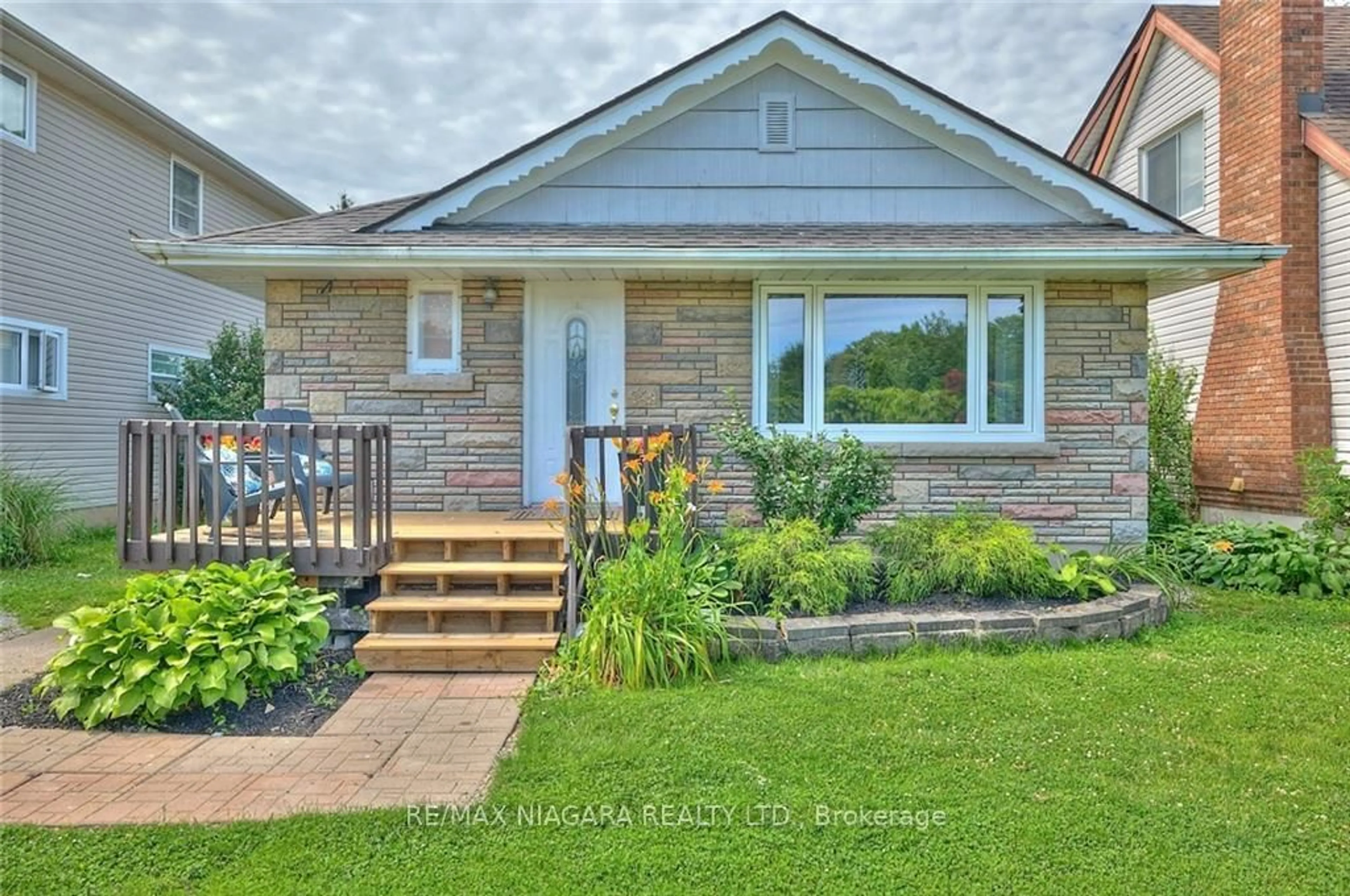 A pic from exterior of the house or condo for 12 Cliff Rd, St. Catharines Ontario L2R 3W1