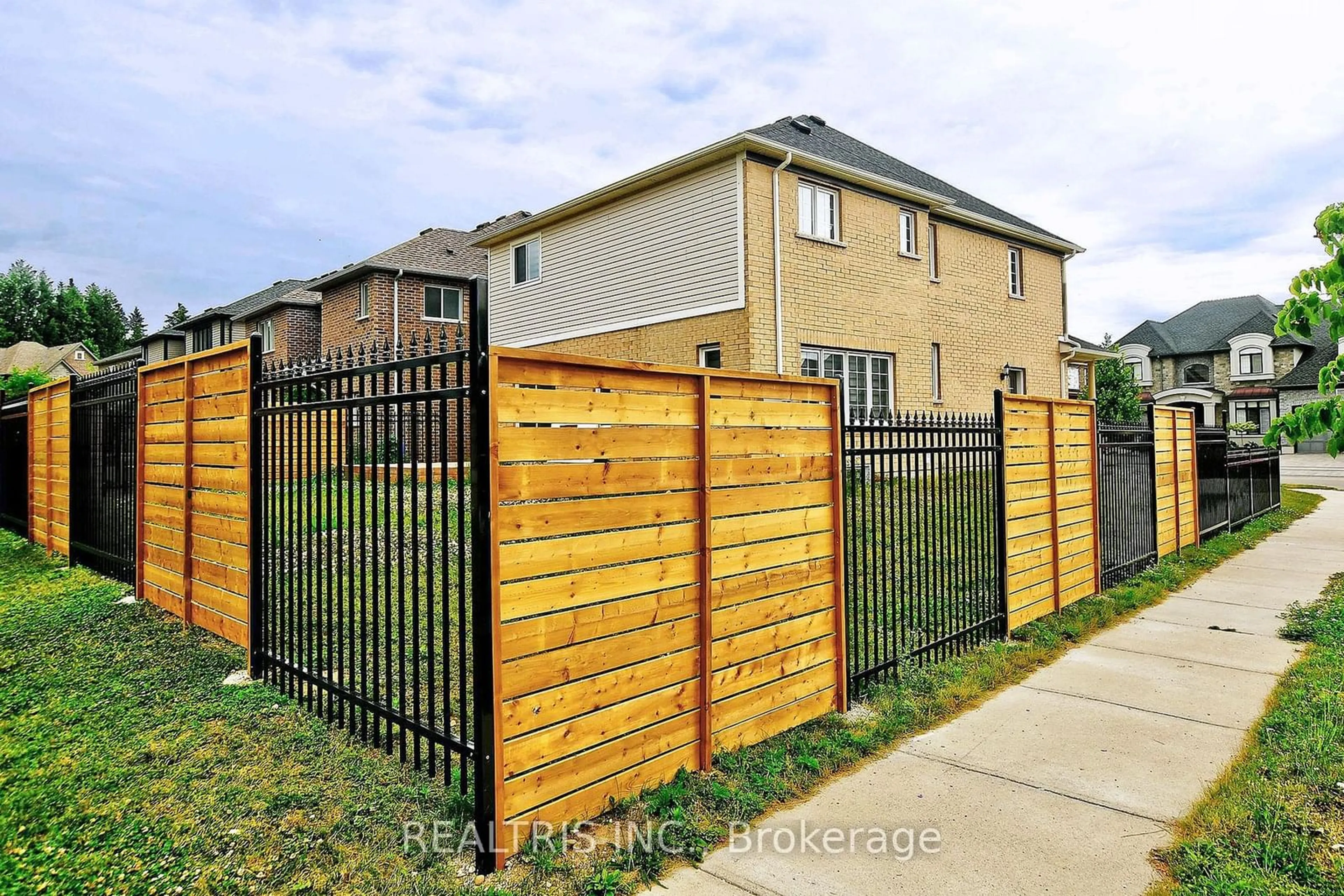 Fenced yard for 85 Eaglecrest St, Kitchener Ontario N2K 0C7
