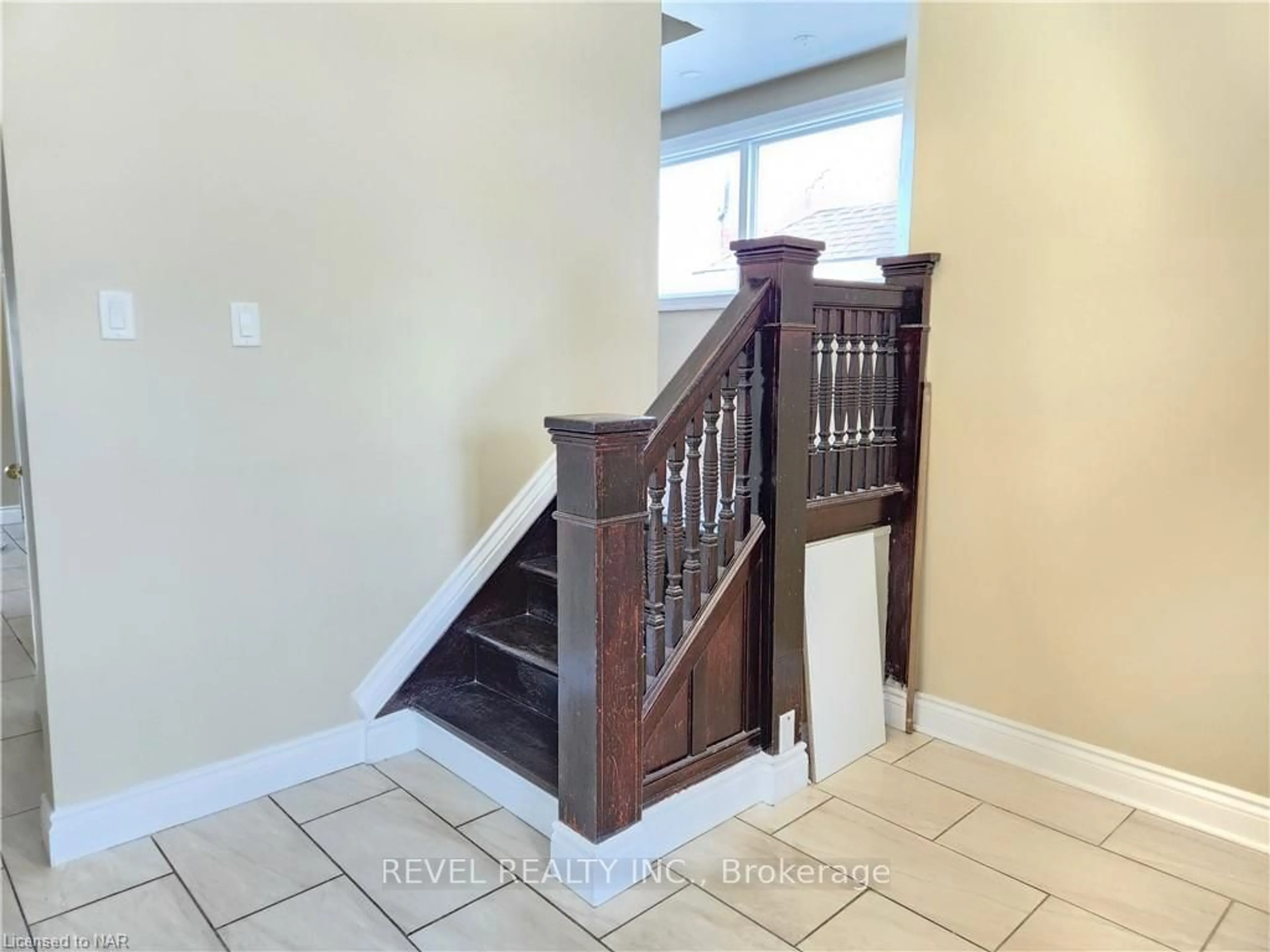 Stairs for 4465 Fifth Ave, Niagara Falls Ontario L2E 4R3