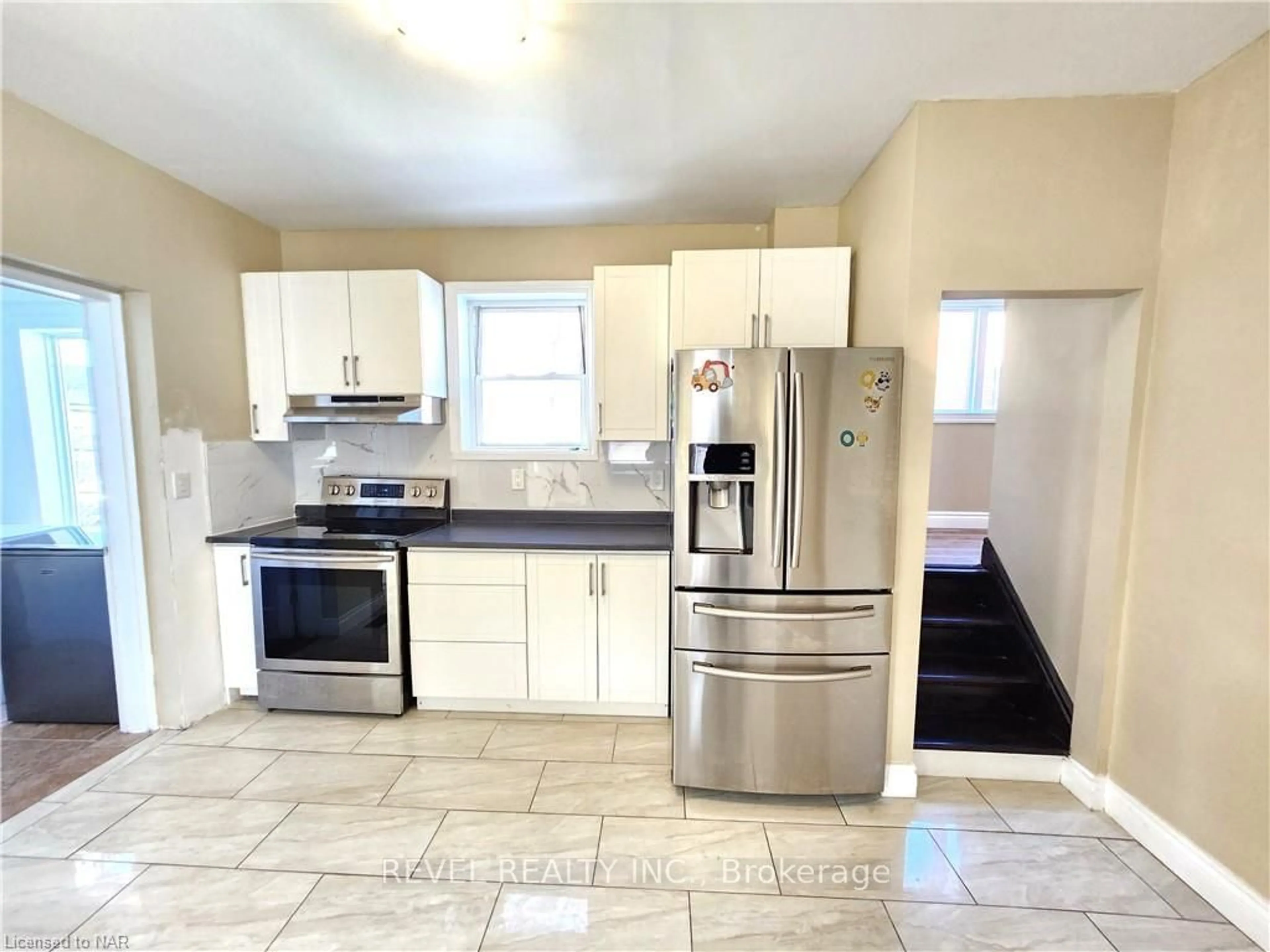 Kitchen for 4465 Fifth Ave, Niagara Falls Ontario L2E 4R3