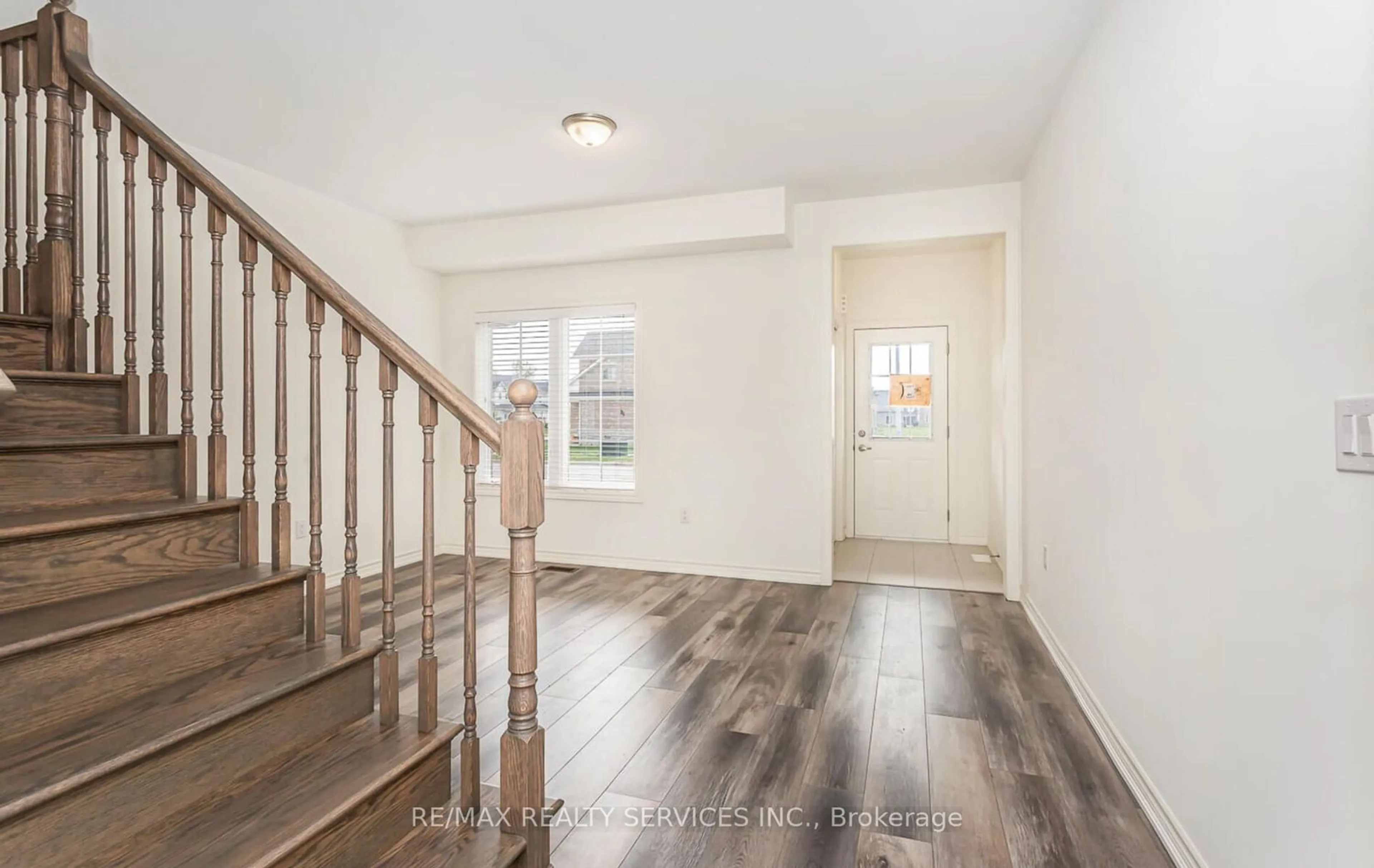 Indoor entryway, wood floors for 1468 Marina Dr, Fort Erie Ontario L2A 0C7