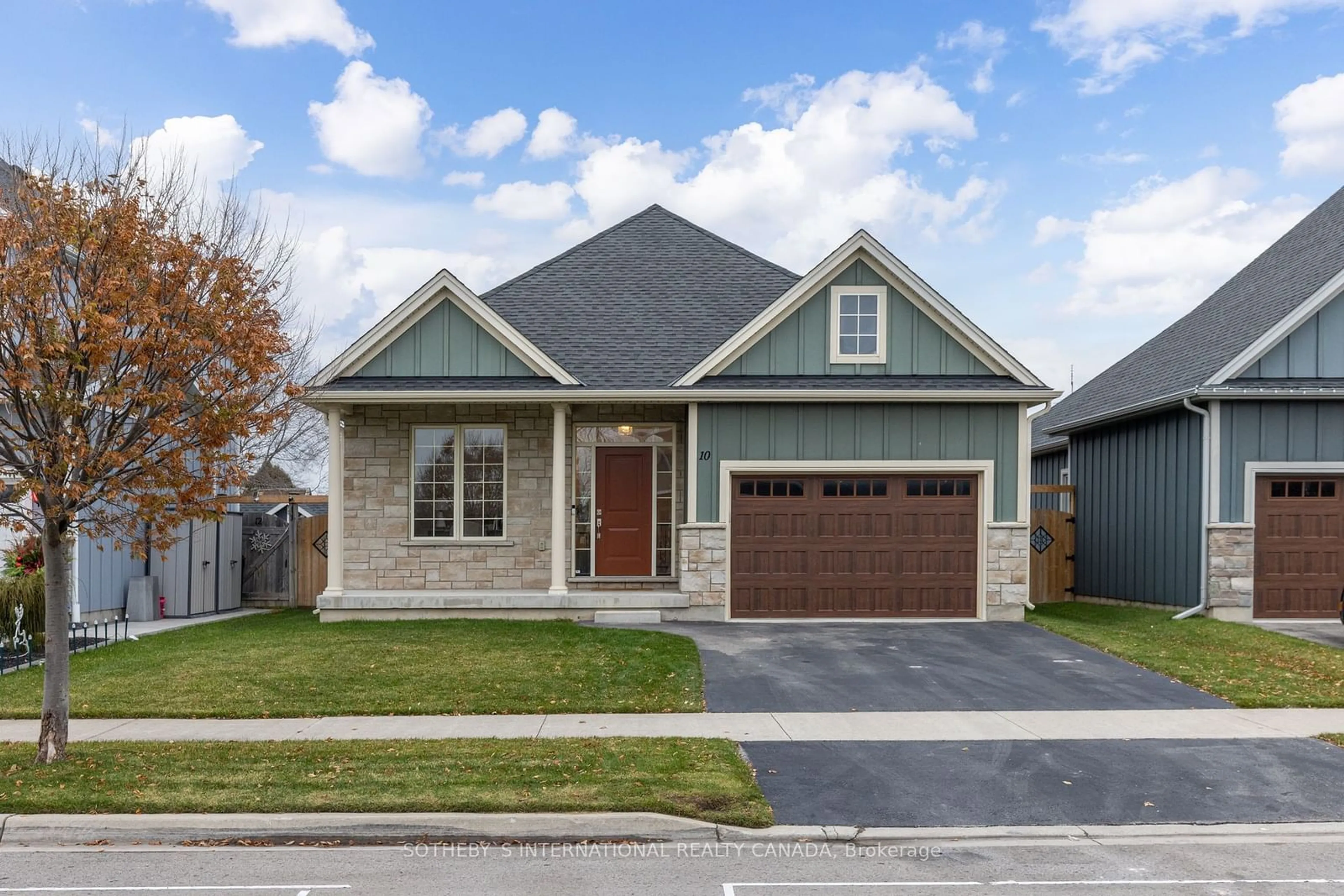 Frontside or backside of a home for 10 Summerhayes Dr, Niagara-on-the-Lake Ontario L0S 1T0