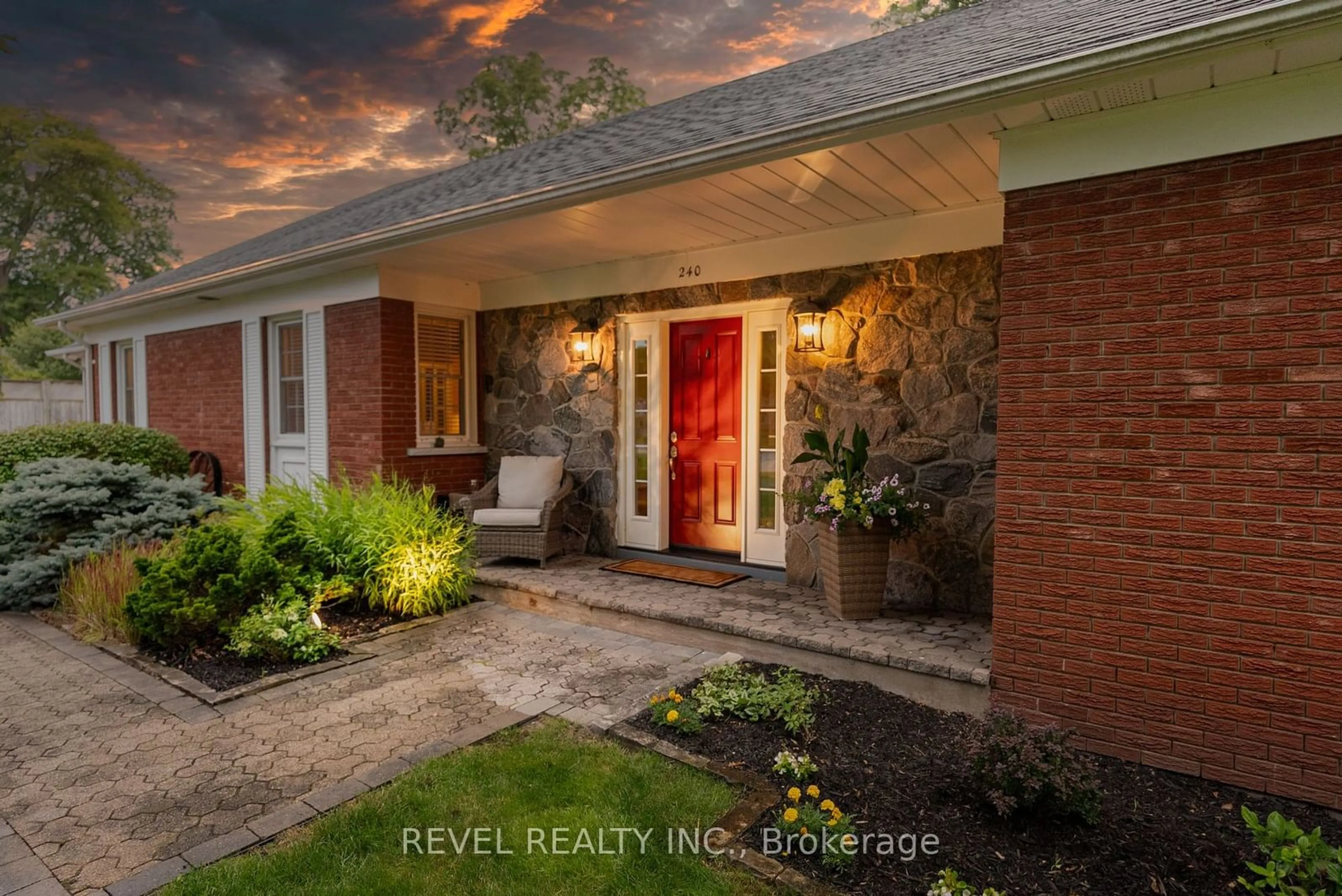 Indoor entryway for 240 Riverview Blvd, St. Catharines Ontario L2T 3M8