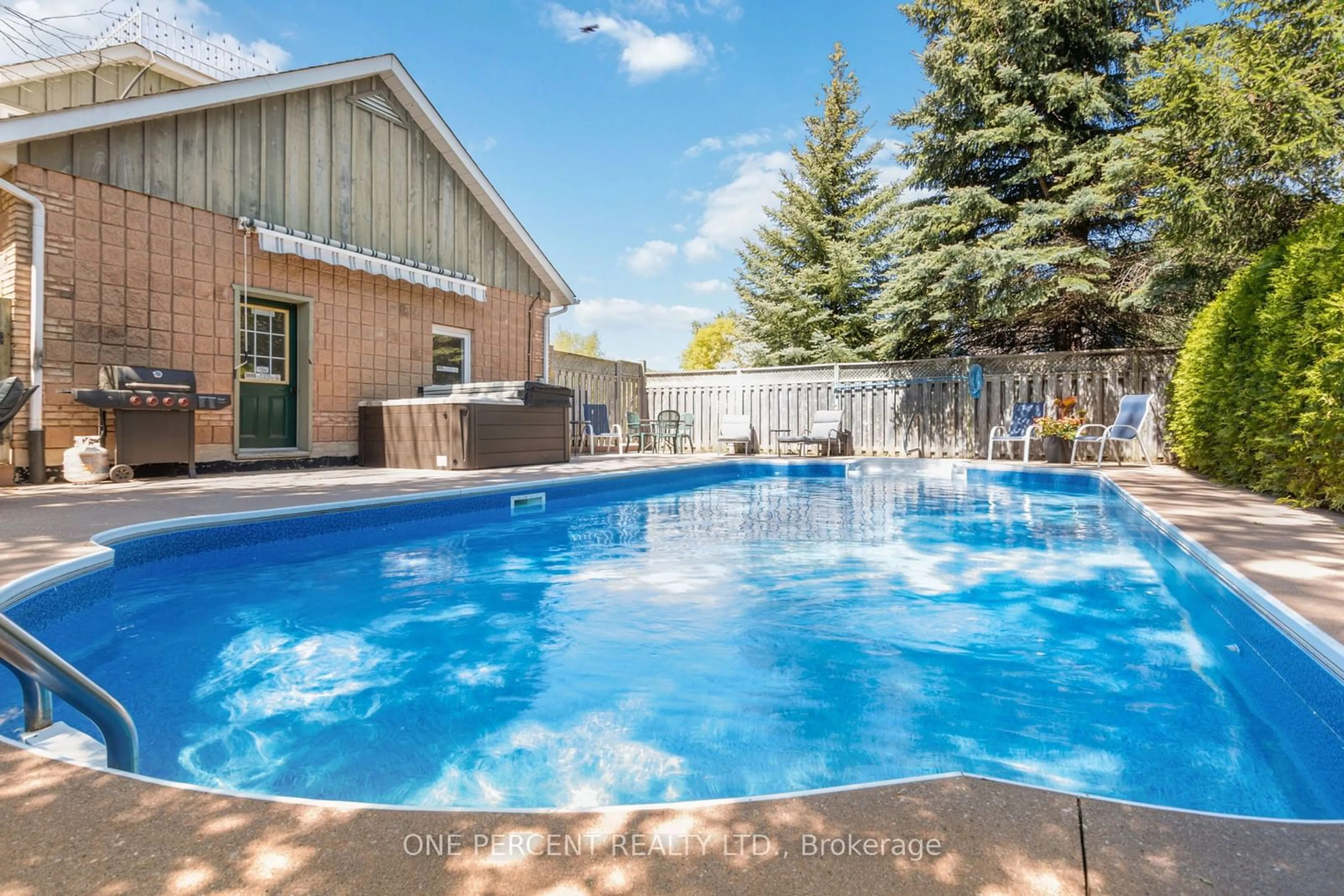 Indoor or outdoor pool for 102 Liisa's Lane, Blue Mountains Ontario L9Y 0M3