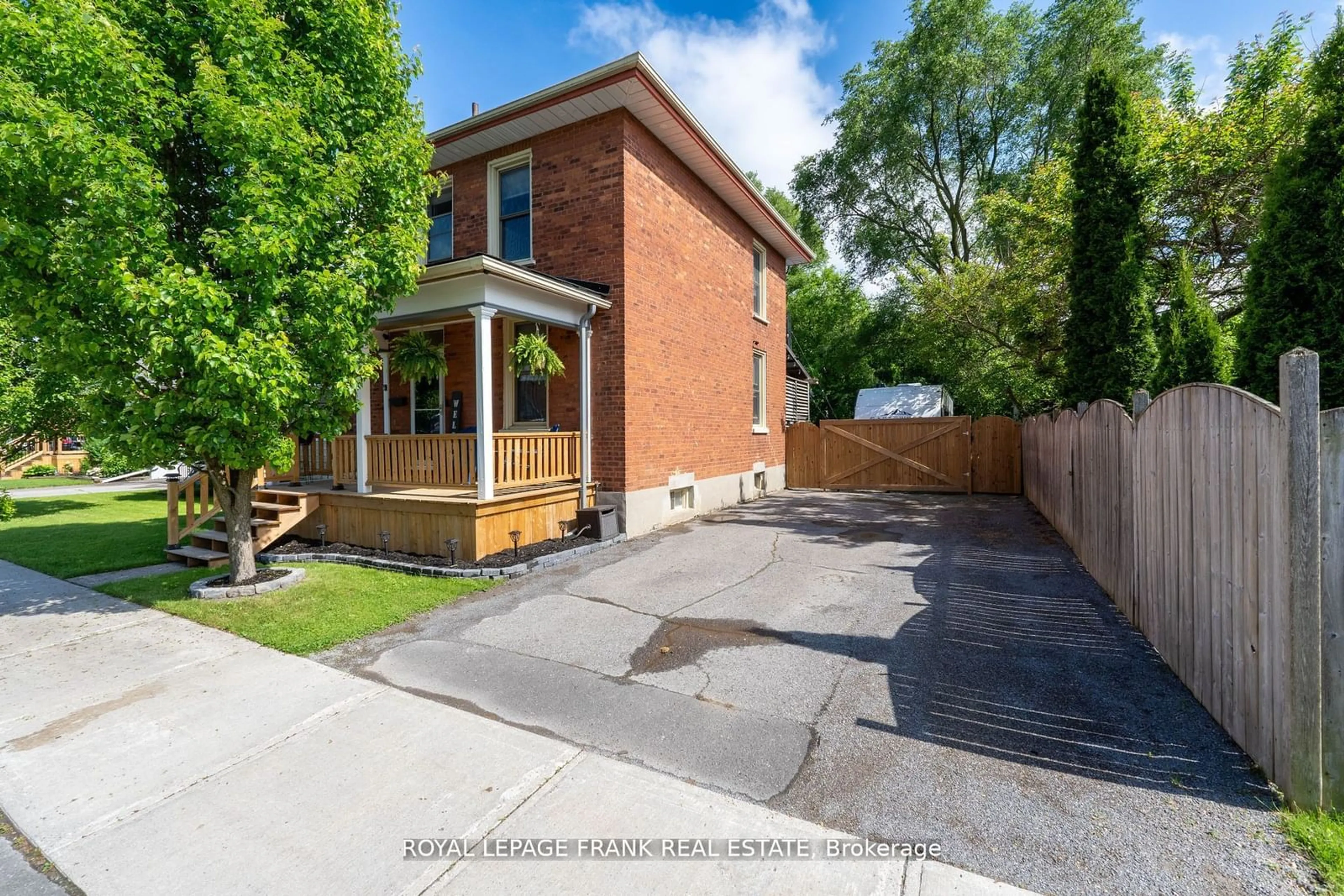 Home with brick exterior material for 587 King George St, Peterborough Ontario K9J 1S3