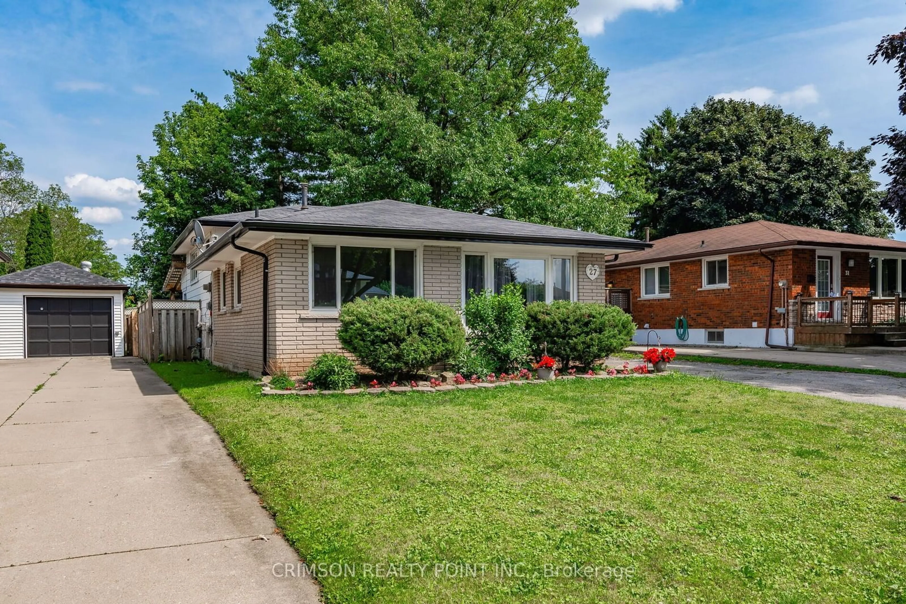 Frontside or backside of a home for 27 Stanlow Cres, Hamilton Ontario L9C 4T8