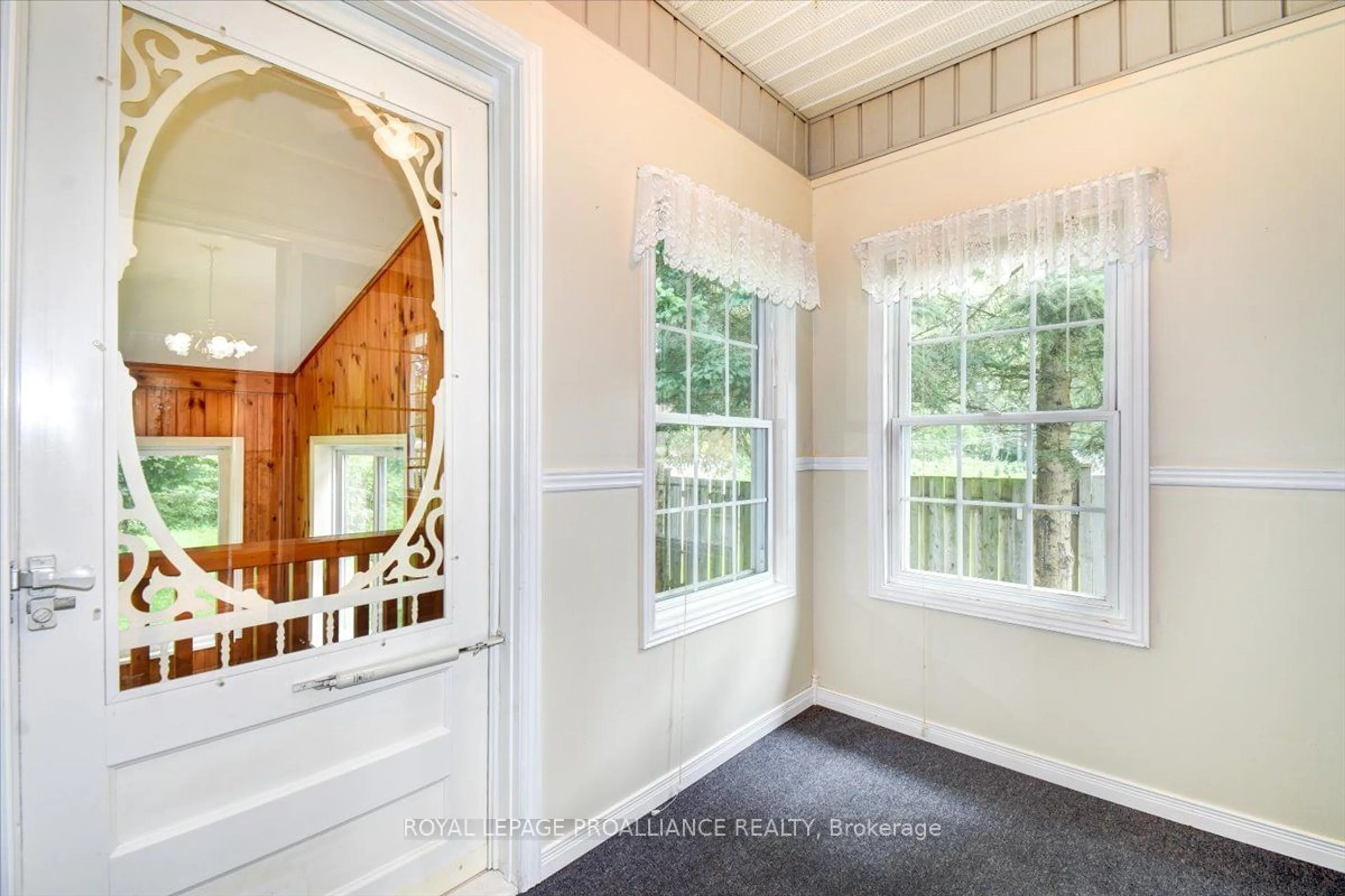 Indoor entryway, wood floors for 34 South Maloney St, Marmora and Lake Ontario K0K 2M0