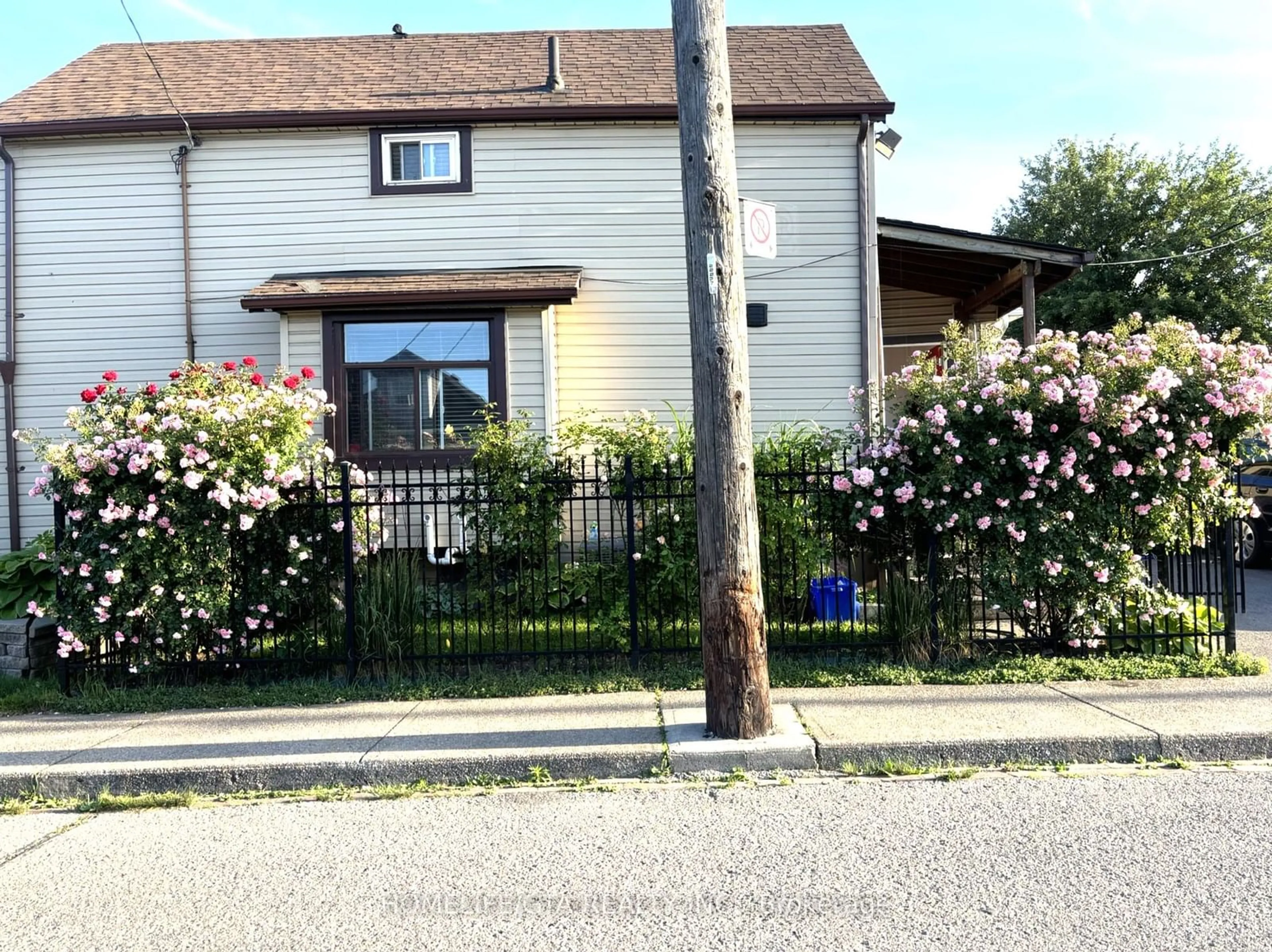 A pic from exterior of the house or condo for 29 Allandale St, Hamilton Ontario L8H 4P9