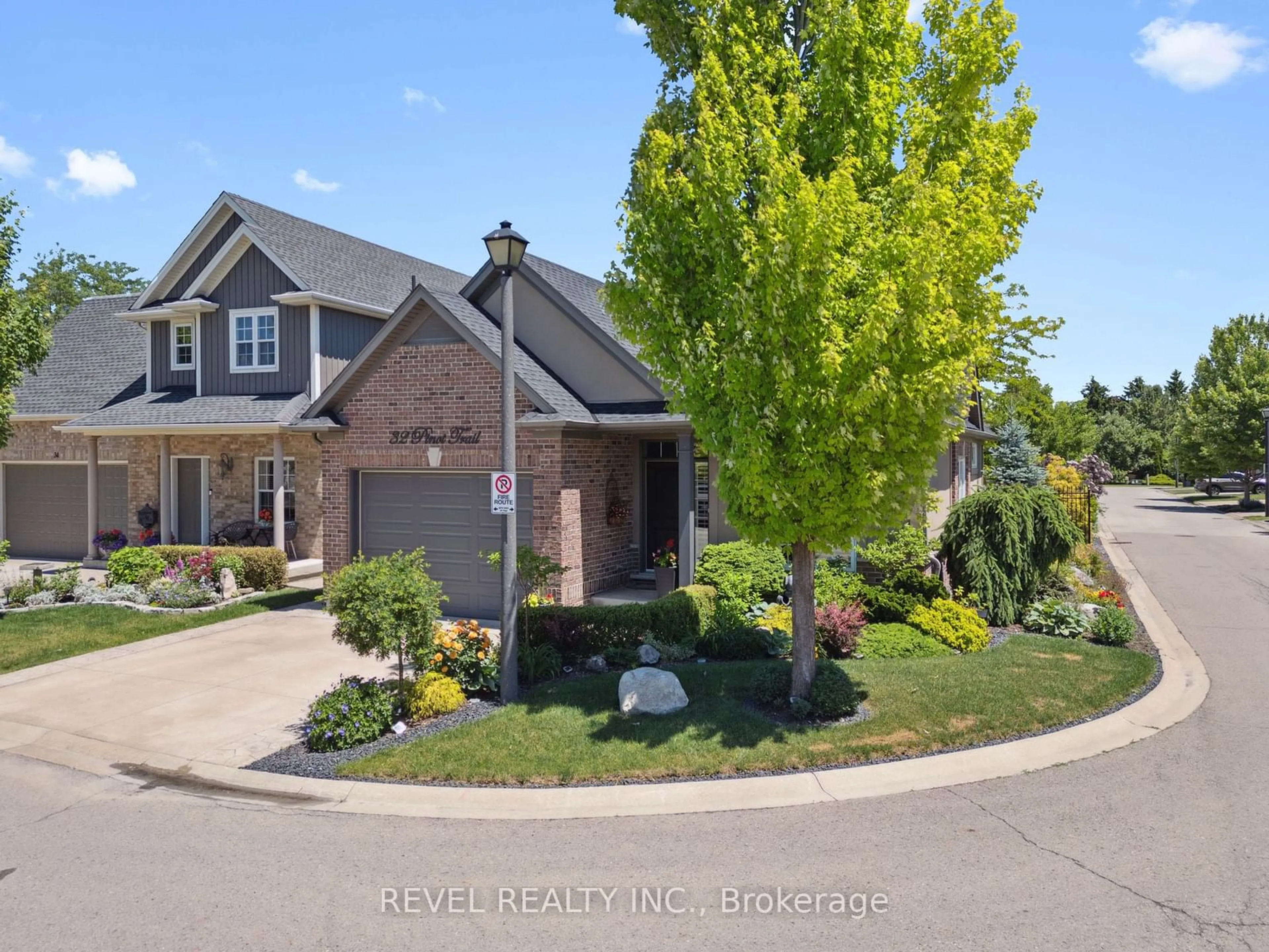 Frontside or backside of a home for 32 Pinot Tr, Niagara-on-the-Lake Ontario L0S 1T0