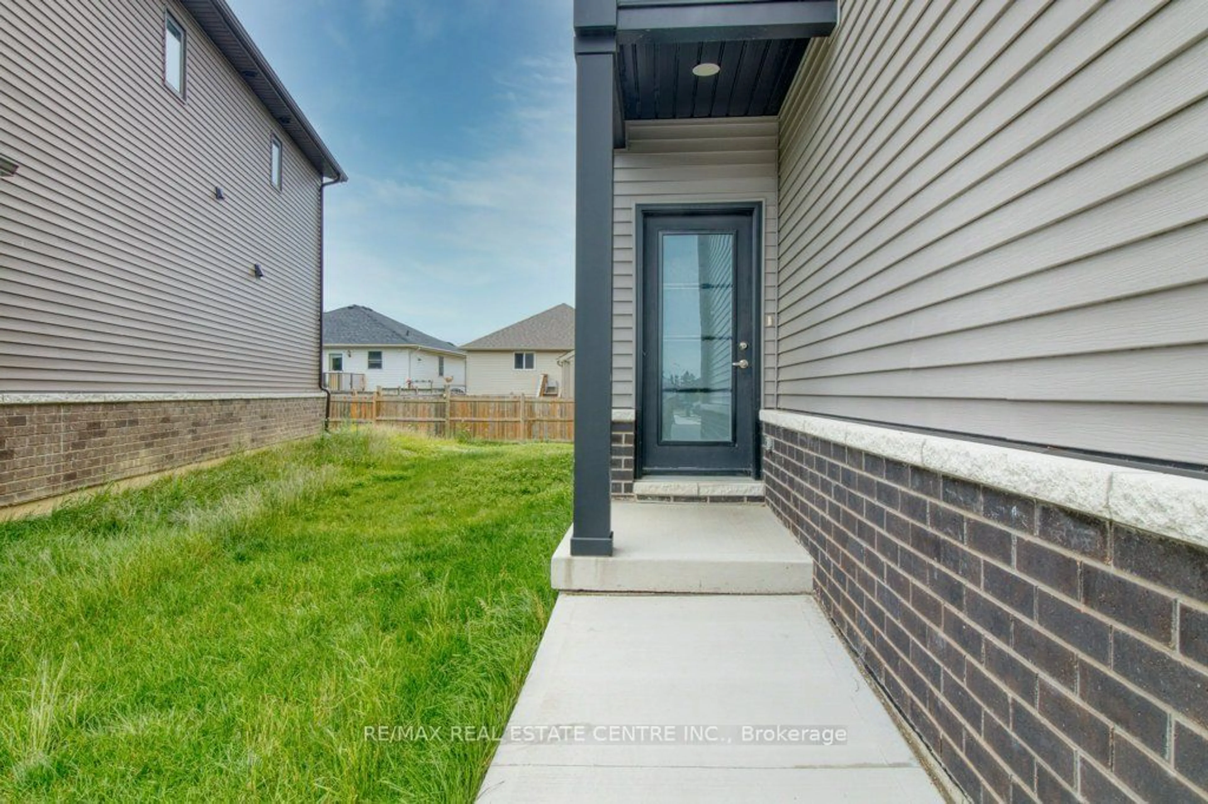 Frontside or backside of a home for 104 Arrowhead Lane, Chatham-Kent Ontario N7M 0T2
