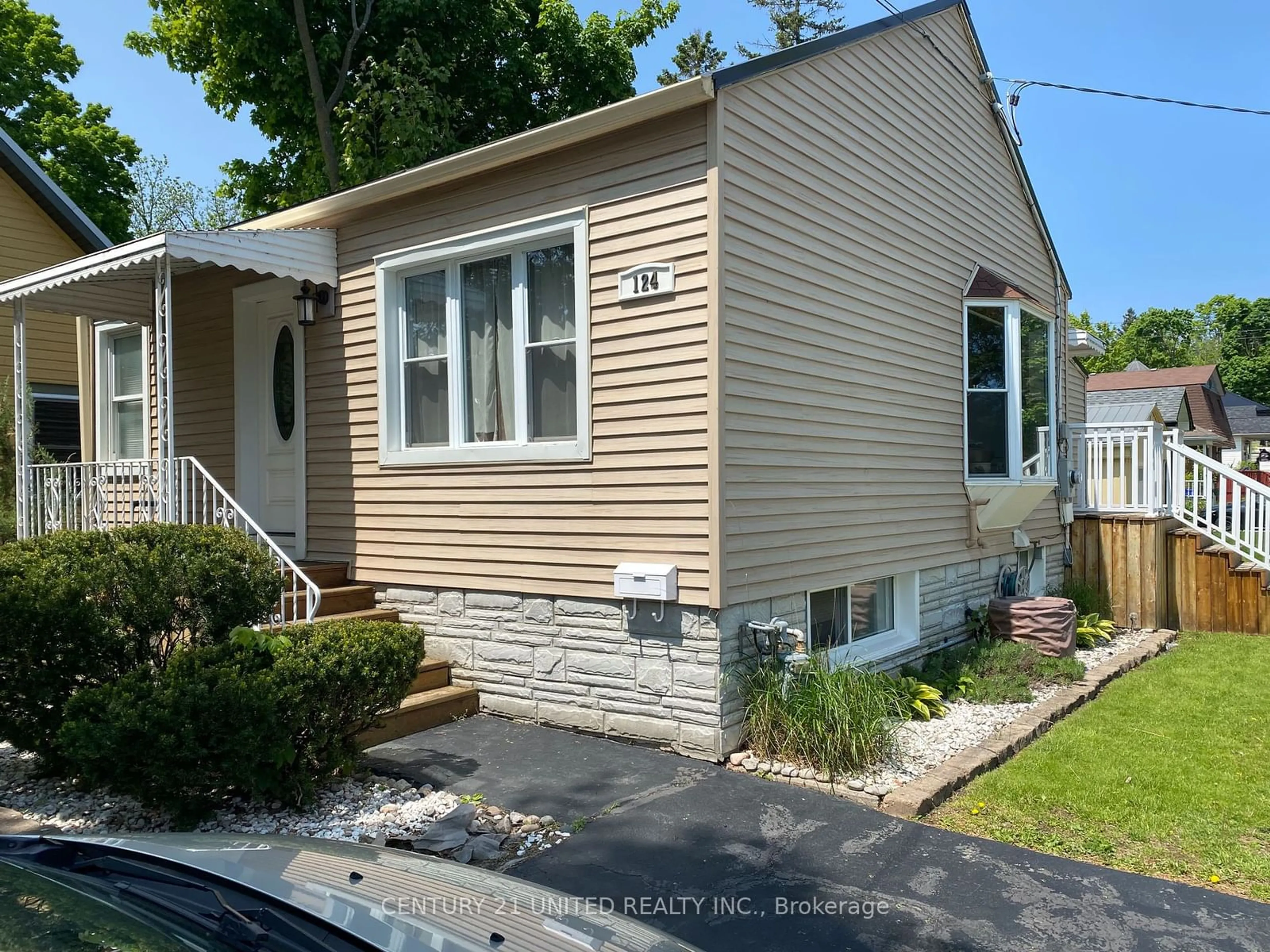 Home with vinyl exterior material for 124 Hazlitt St, Peterborough Ontario K9H 1L4