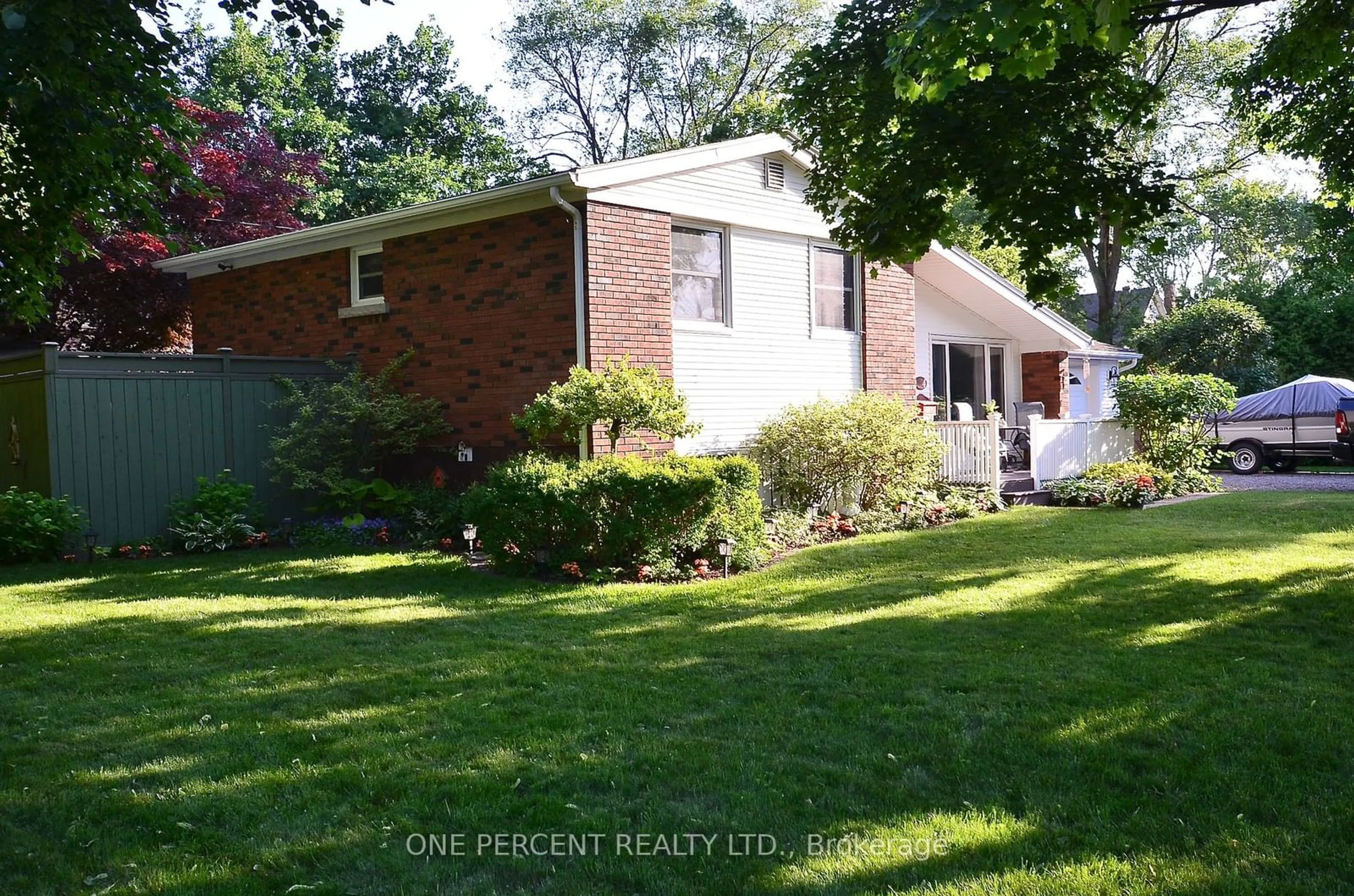 Frontside or backside of a home for 4 Thompson Ave, St. Catharines Ontario L2N 1M2