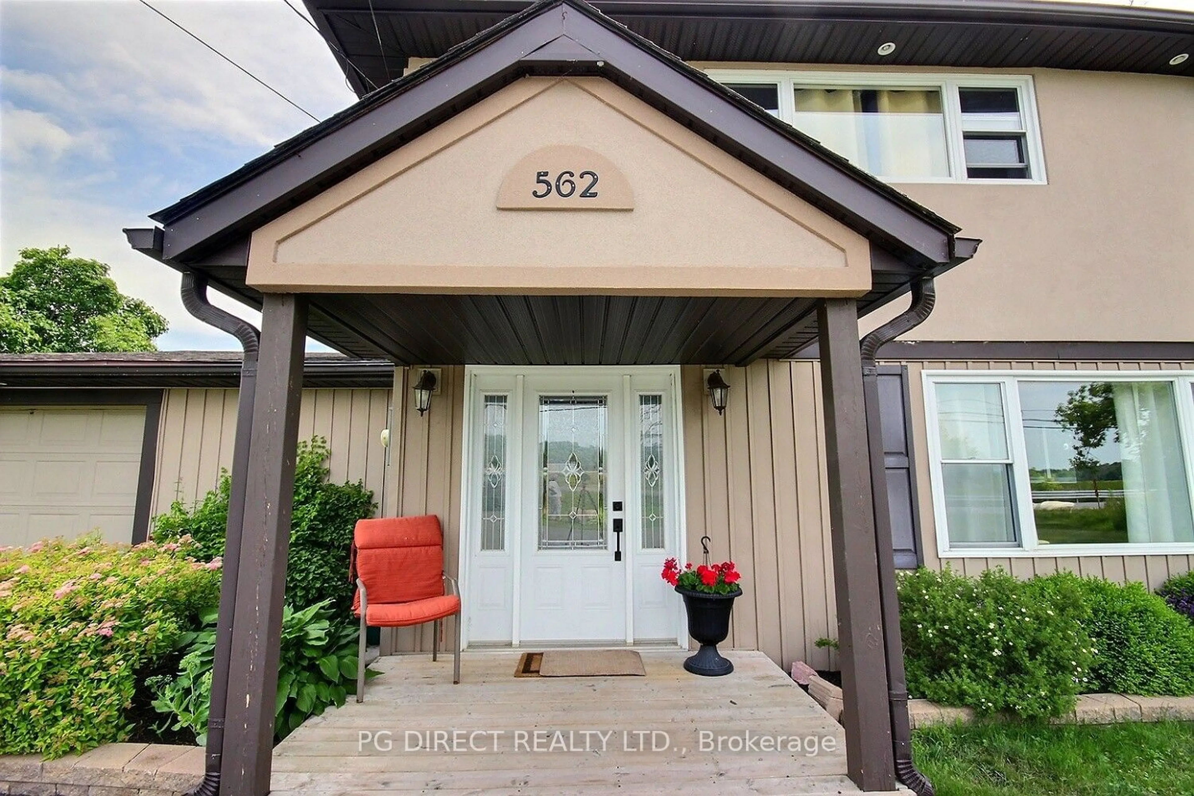 Indoor entryway for 562 County Road 28, Belleville Ontario K8N 4Z7