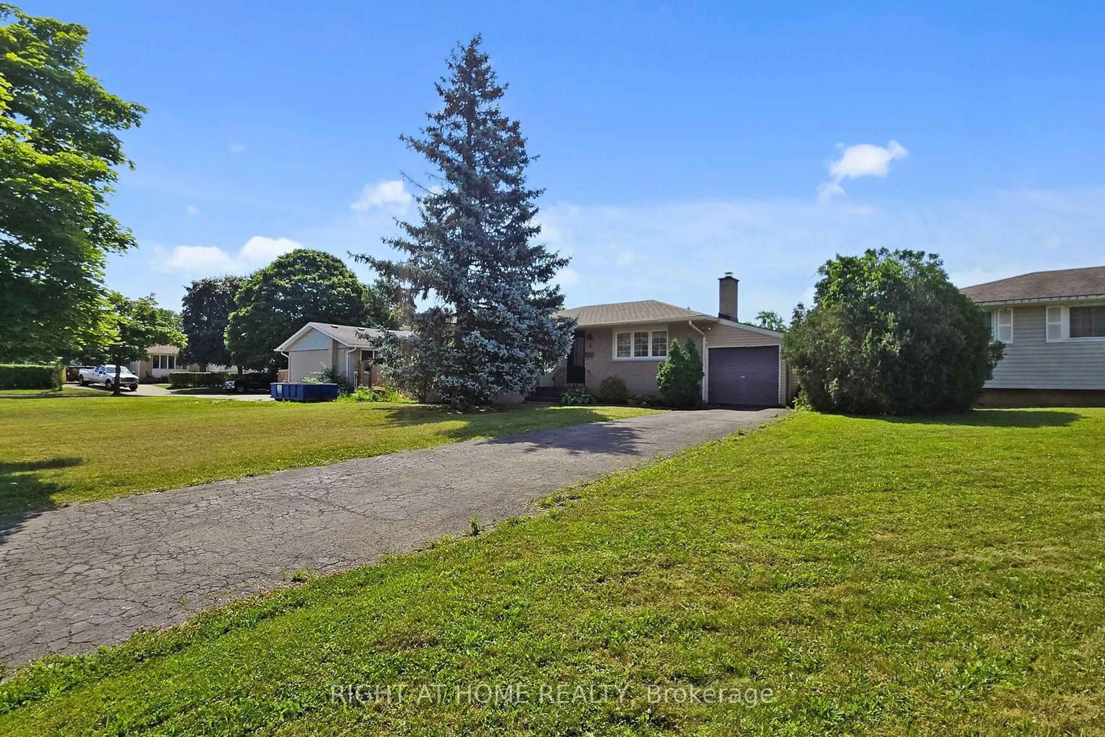 Frontside or backside of a home for 4 Chapman Crt, St. Catharines Ontario L2M 6H9