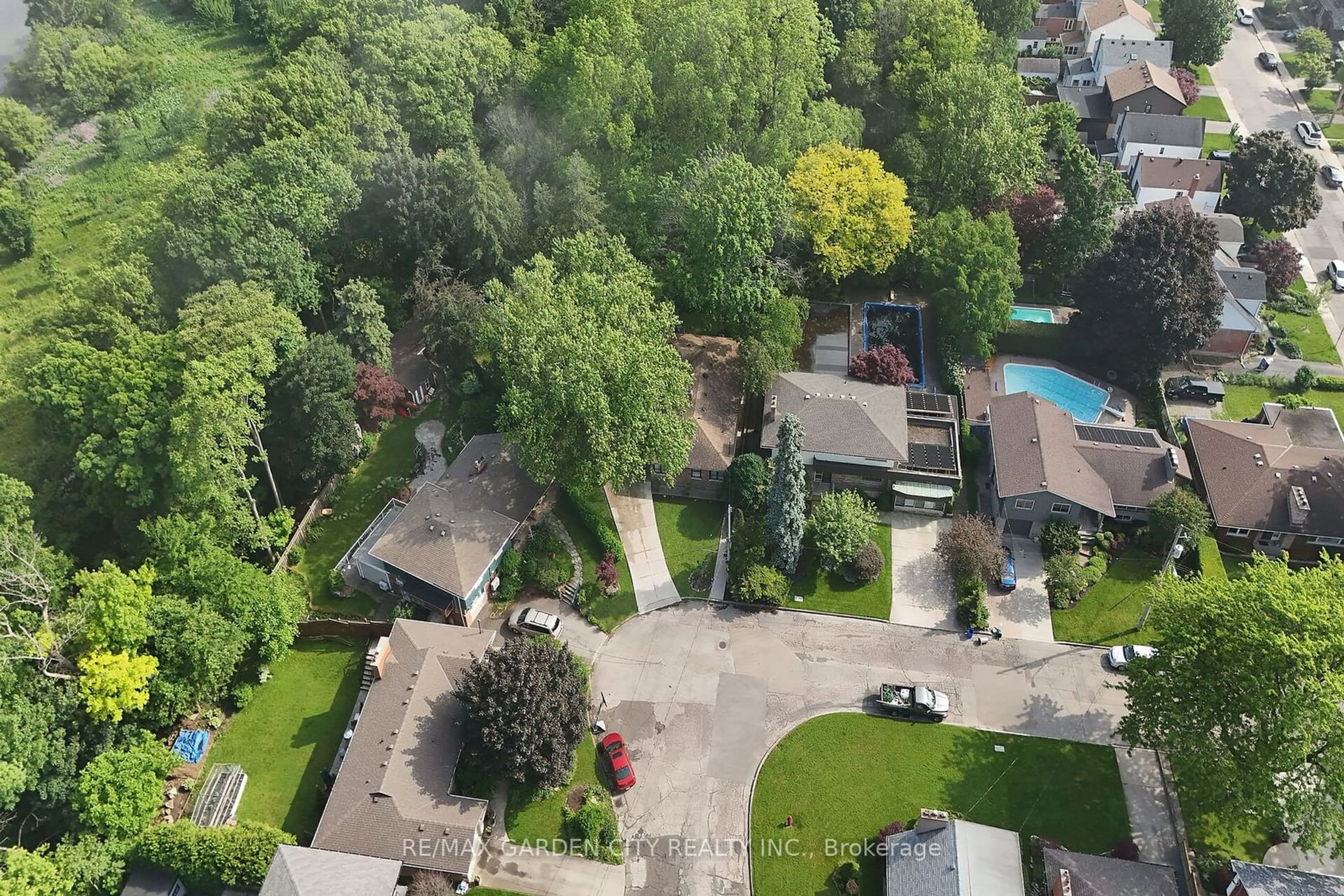 Outside view for 16 Freeland Crt, Hamilton Ontario L8S 3R5