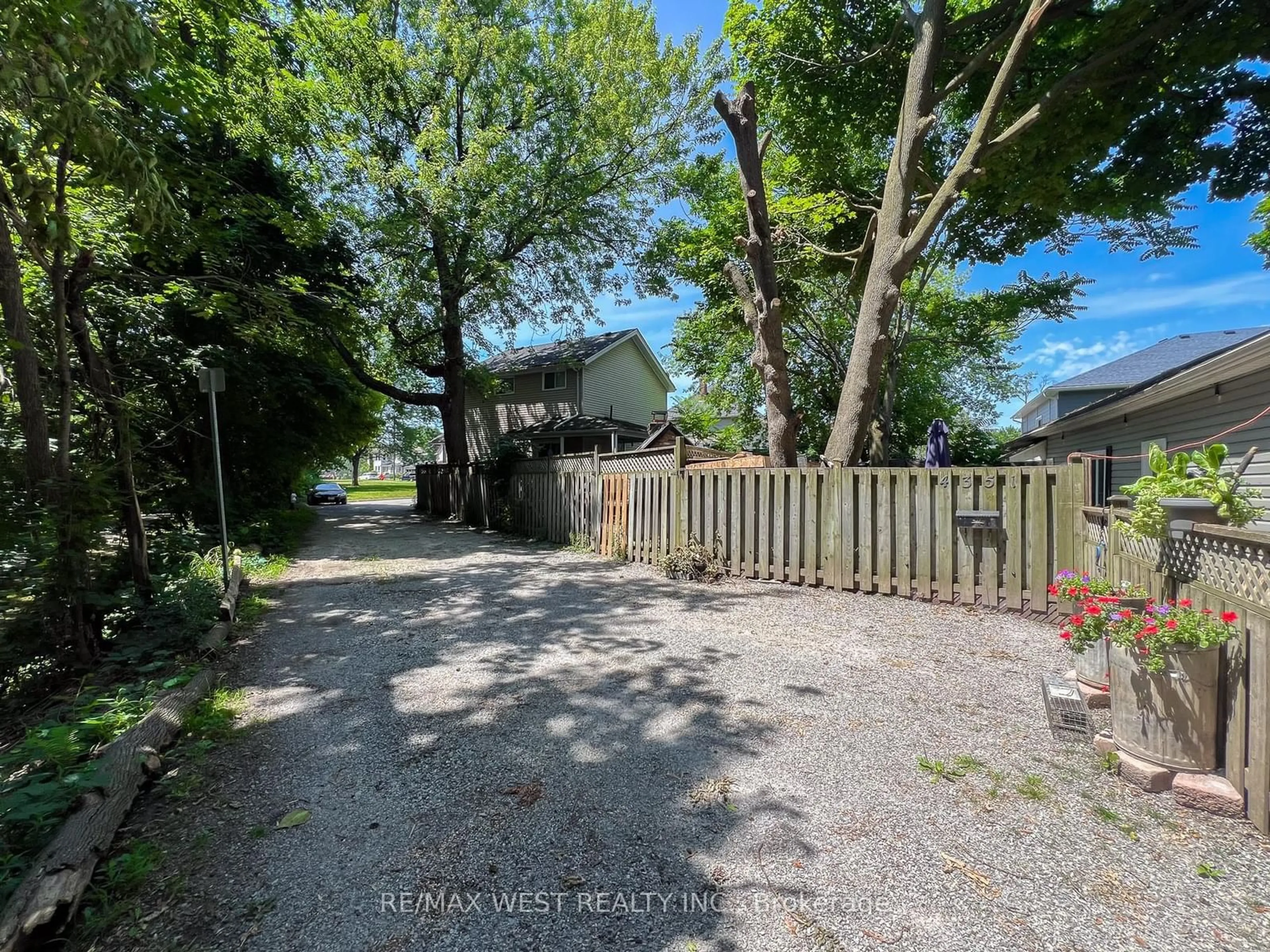 Fenced yard for 4351 Burch Pl, Niagara Falls Ontario L2E 3R5