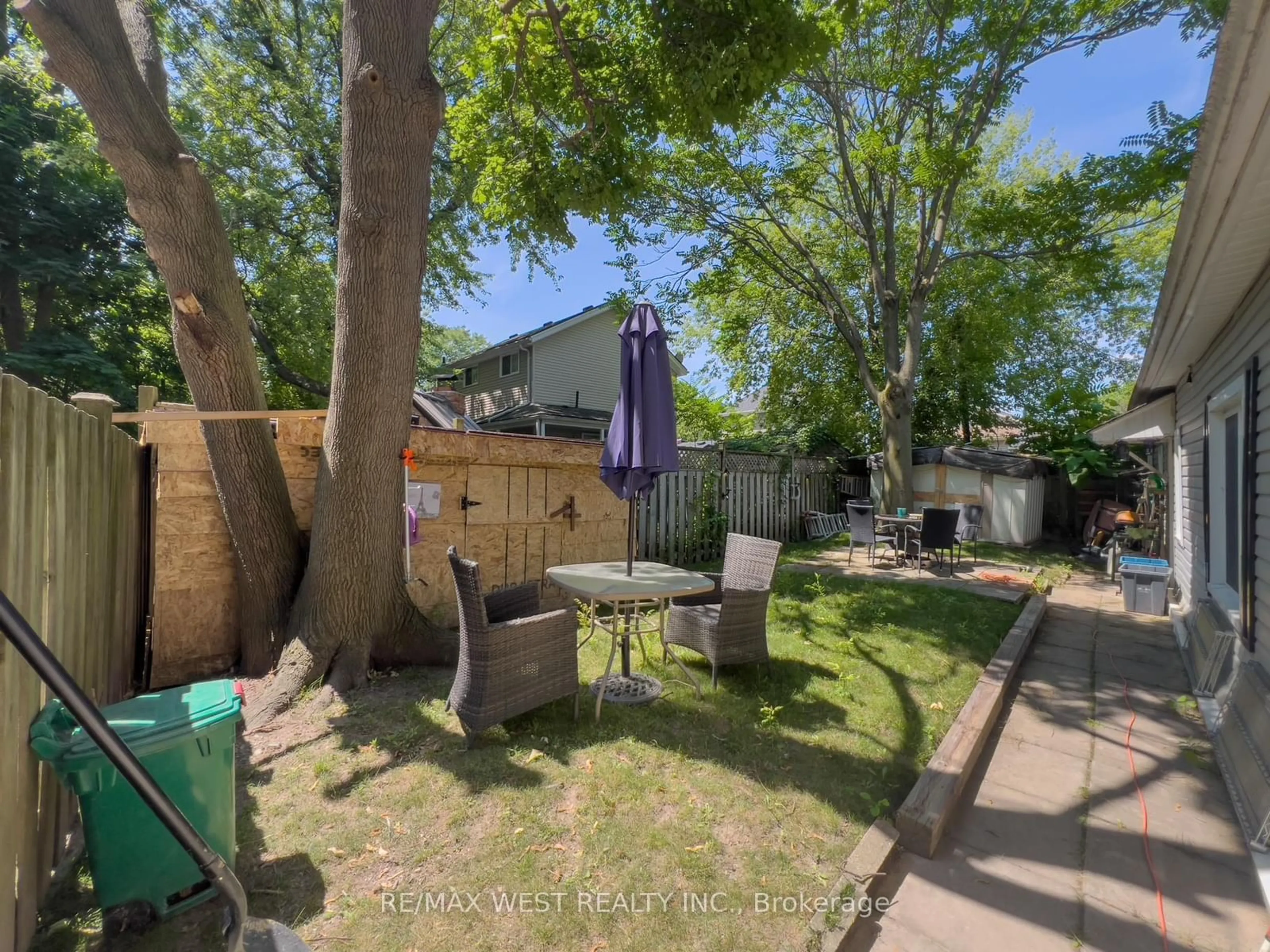 Fenced yard for 4351 Burch Pl, Niagara Falls Ontario L2E 3R5