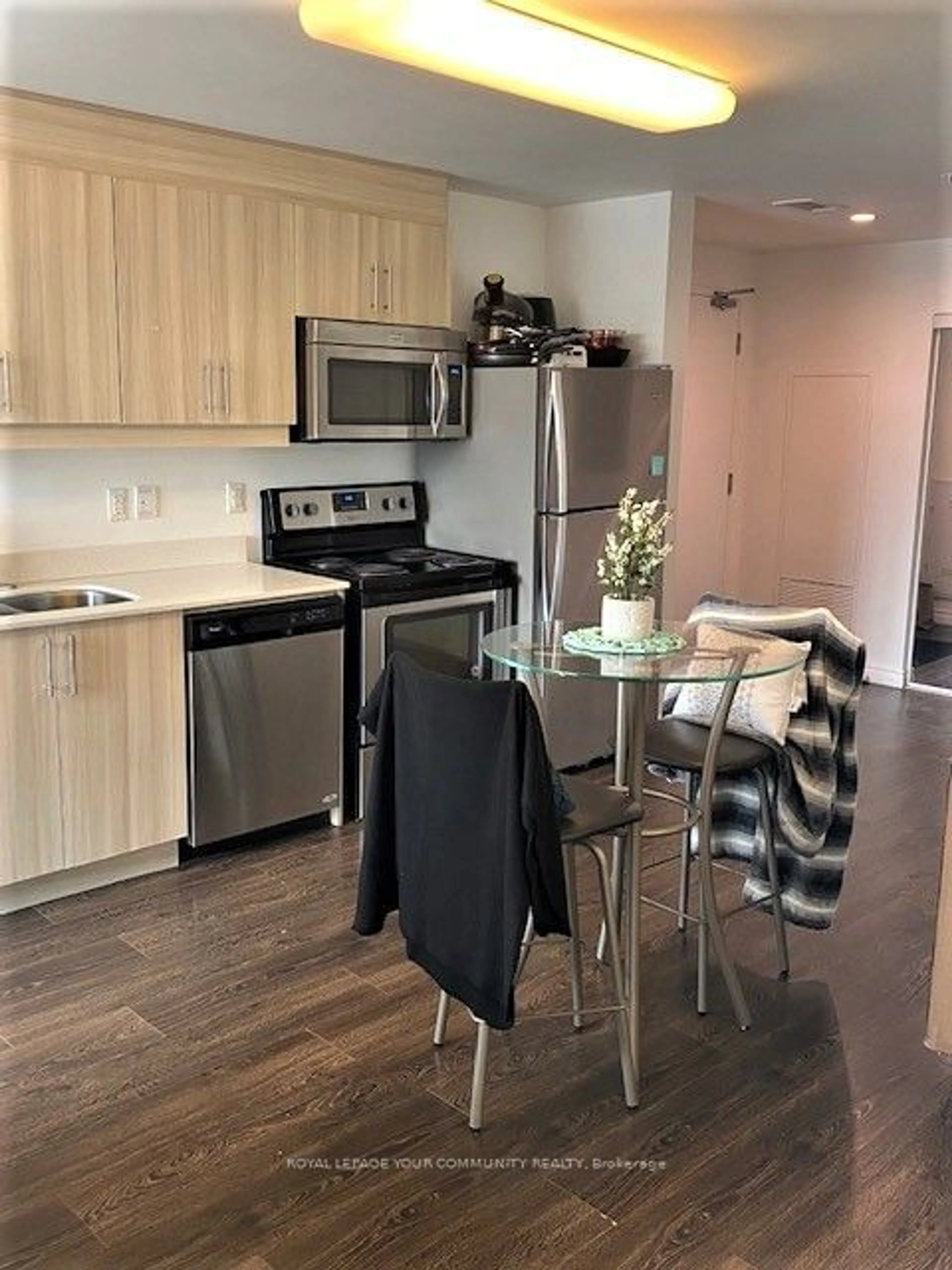 Standard kitchen for 160 King St #202, Waterloo Ontario N2J 2Y2