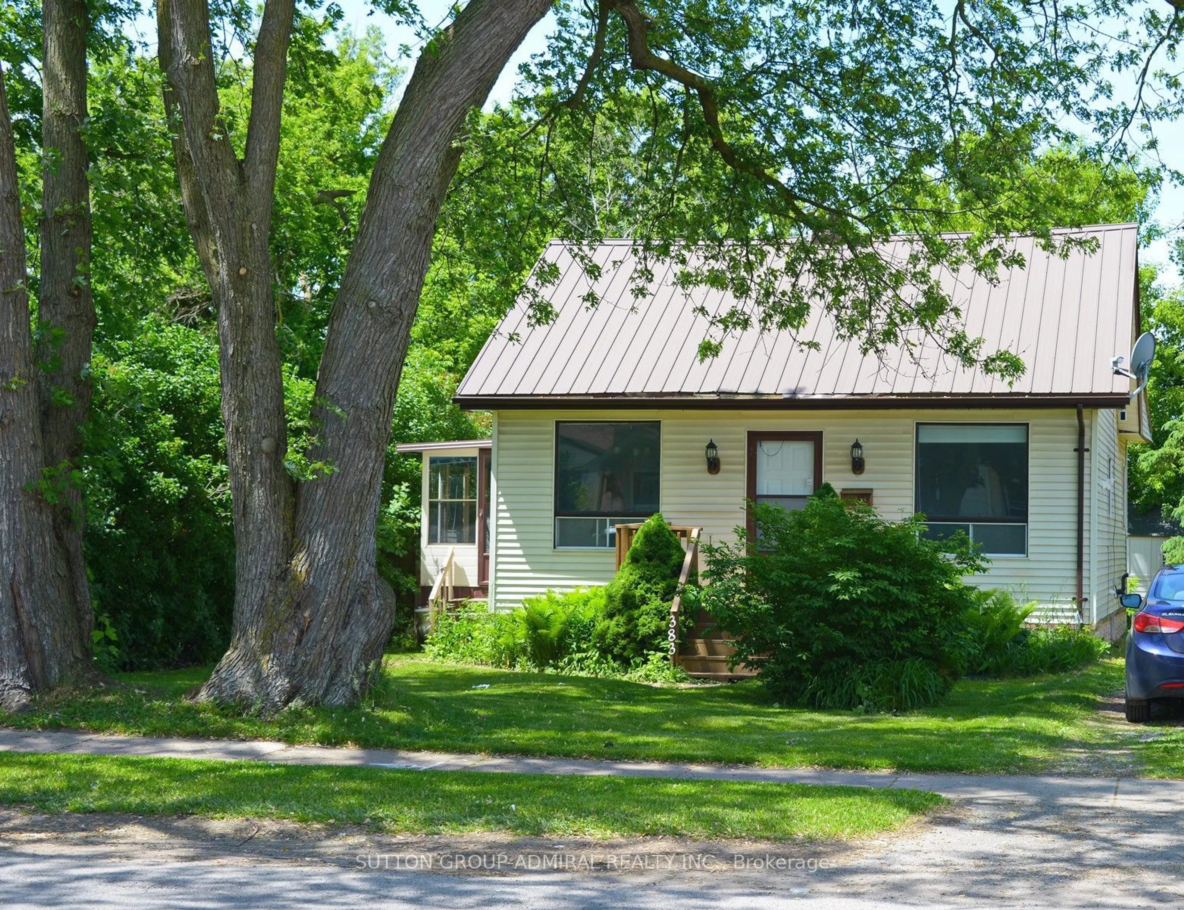Cottage for 383 Edmonton St, London Ontario N5W 4Y6