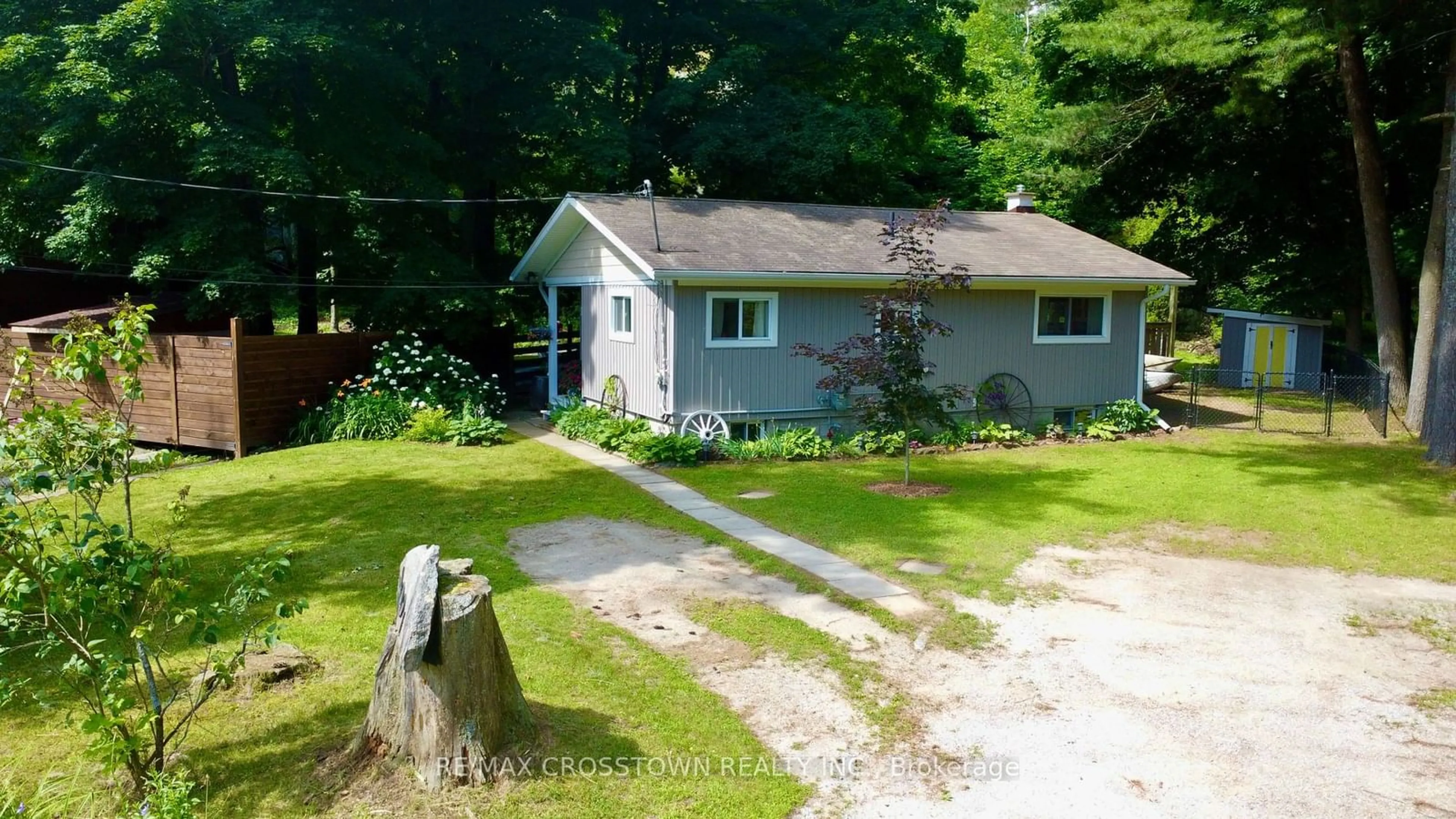 Frontside or backside of a home for 1001 Evergreen Crt, Gravenhurst Ontario P1P 1R1