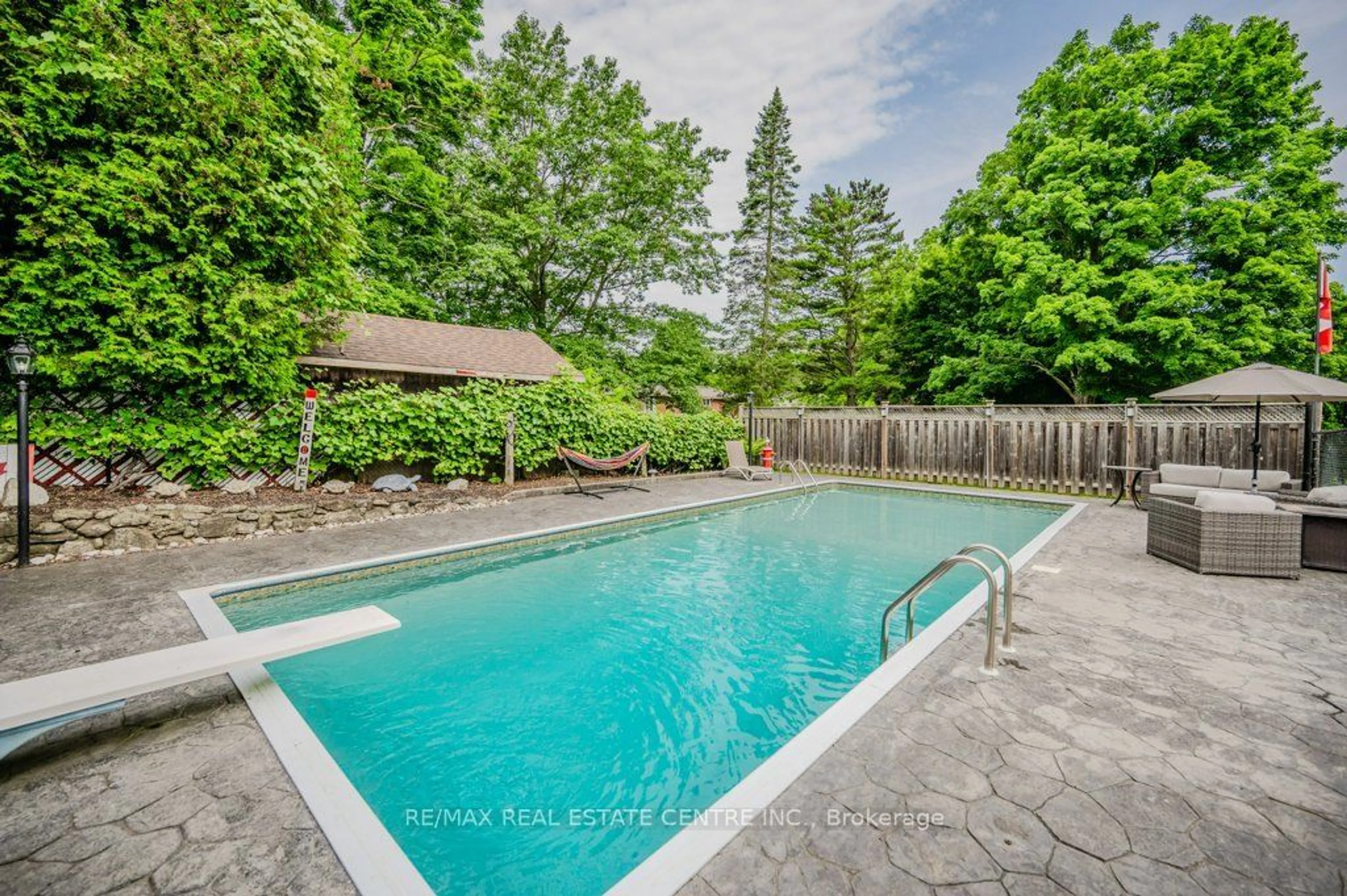 Indoor or outdoor pool for 1688 Branchton Rd, North Dumfries Ontario N0B 1L0