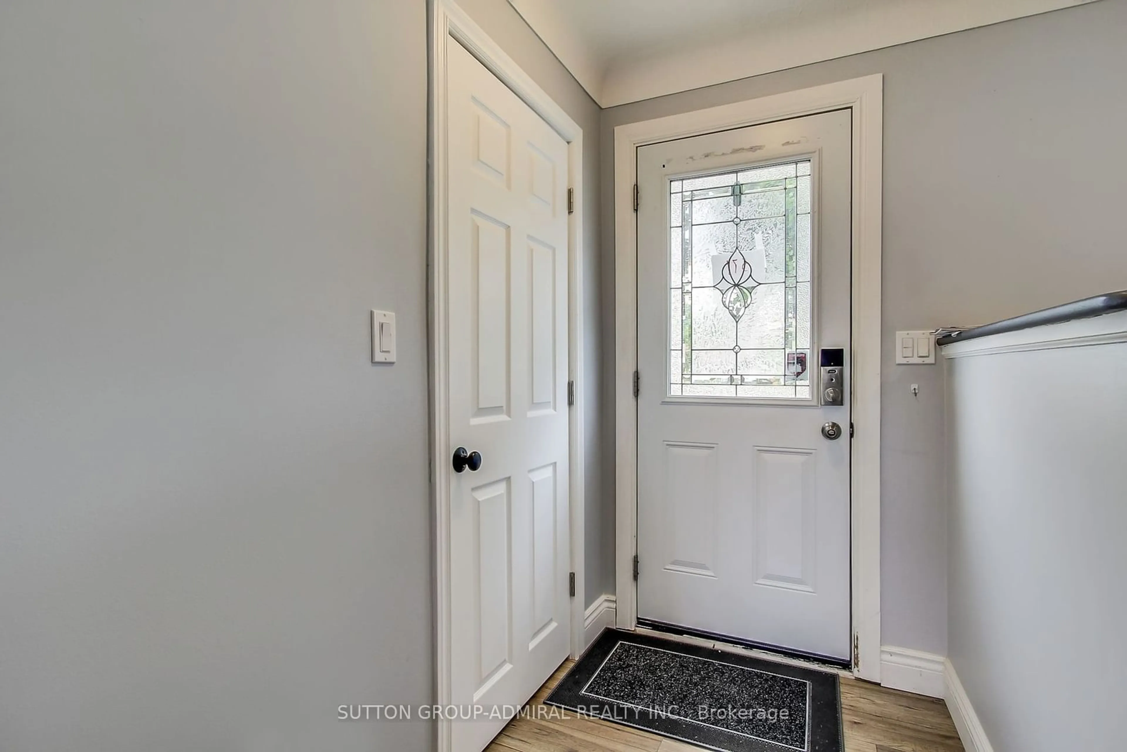 Indoor entryway, wood floors for 571 Geneva St, St. Catharines Ontario L2N 2J1