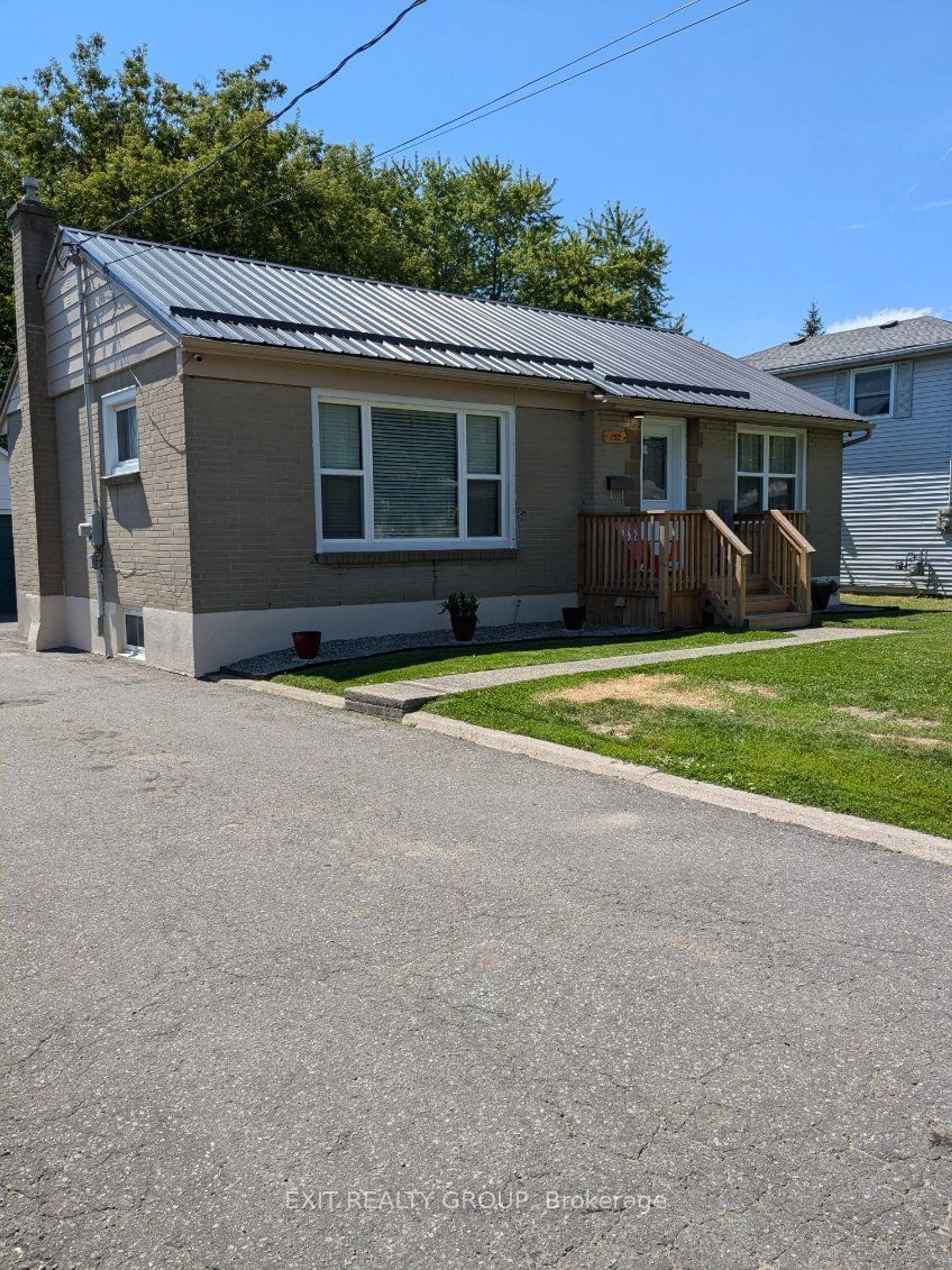 Frontside or backside of a home for 152 Avondale Rd, Belleville Ontario K8P 4G3