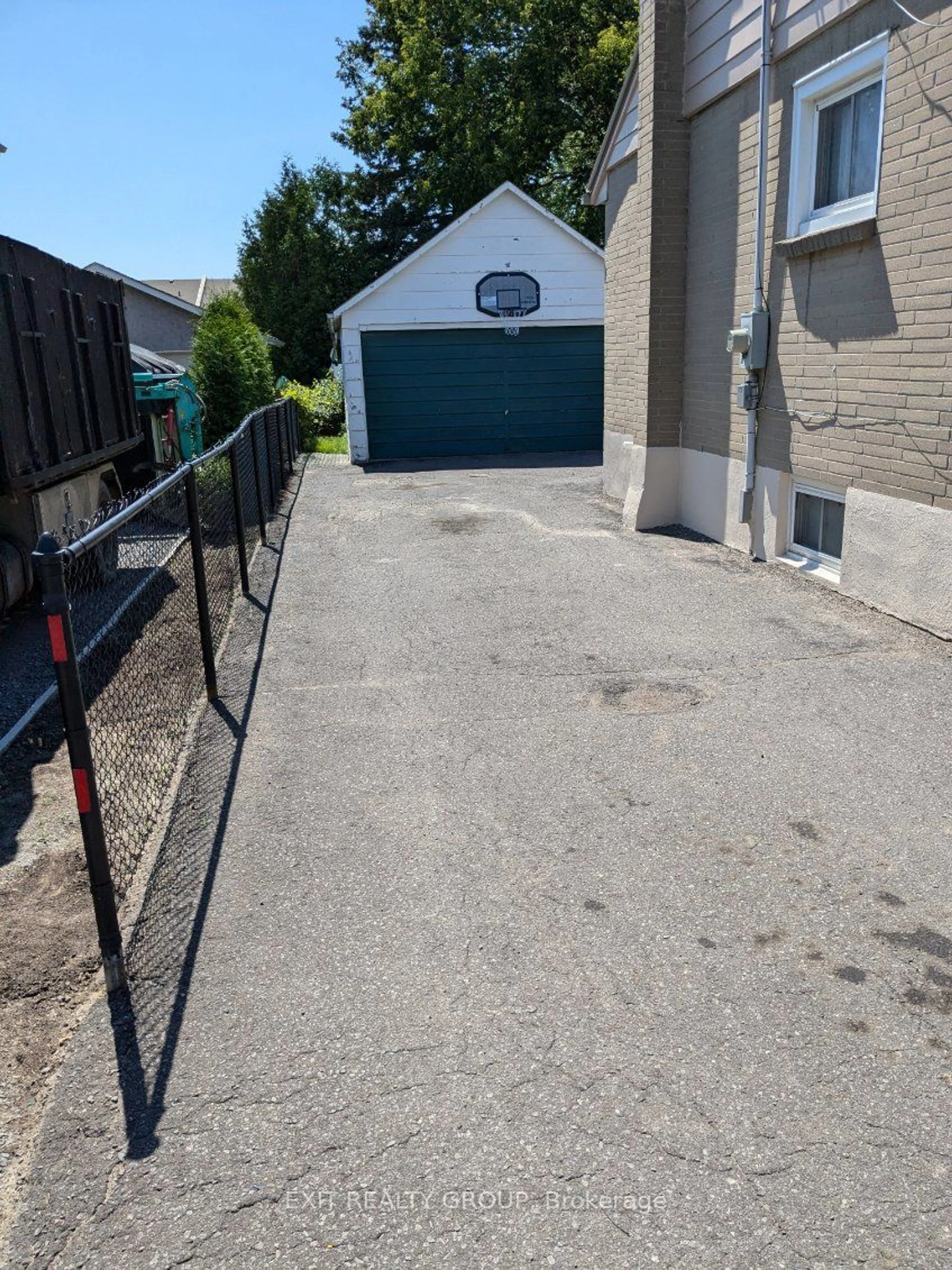 Fenced yard for 152 Avondale Rd, Belleville Ontario K8P 4G3