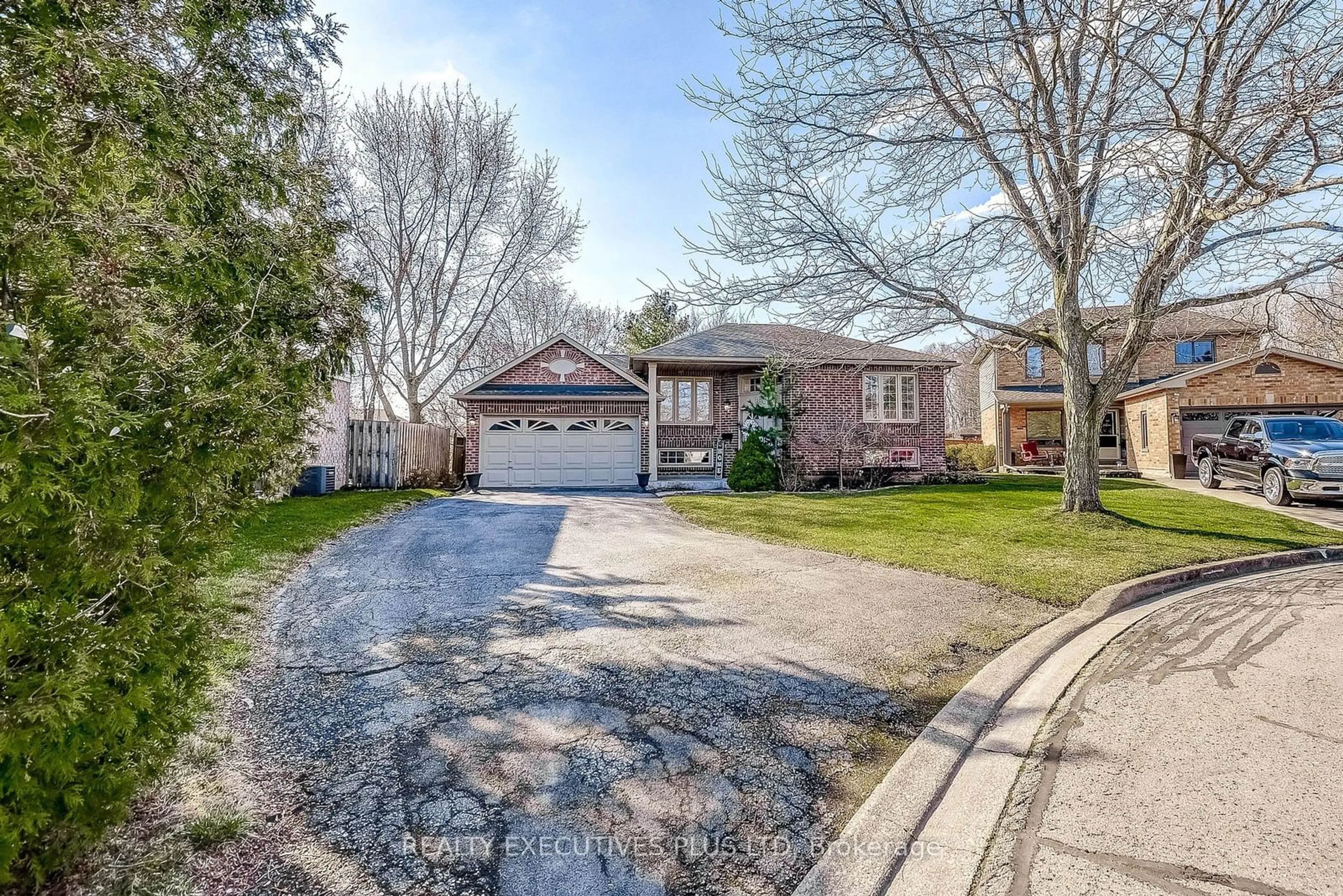 Frontside or backside of a home, the street view for 107 Madison Crt, Welland Ontario L3C 7G1