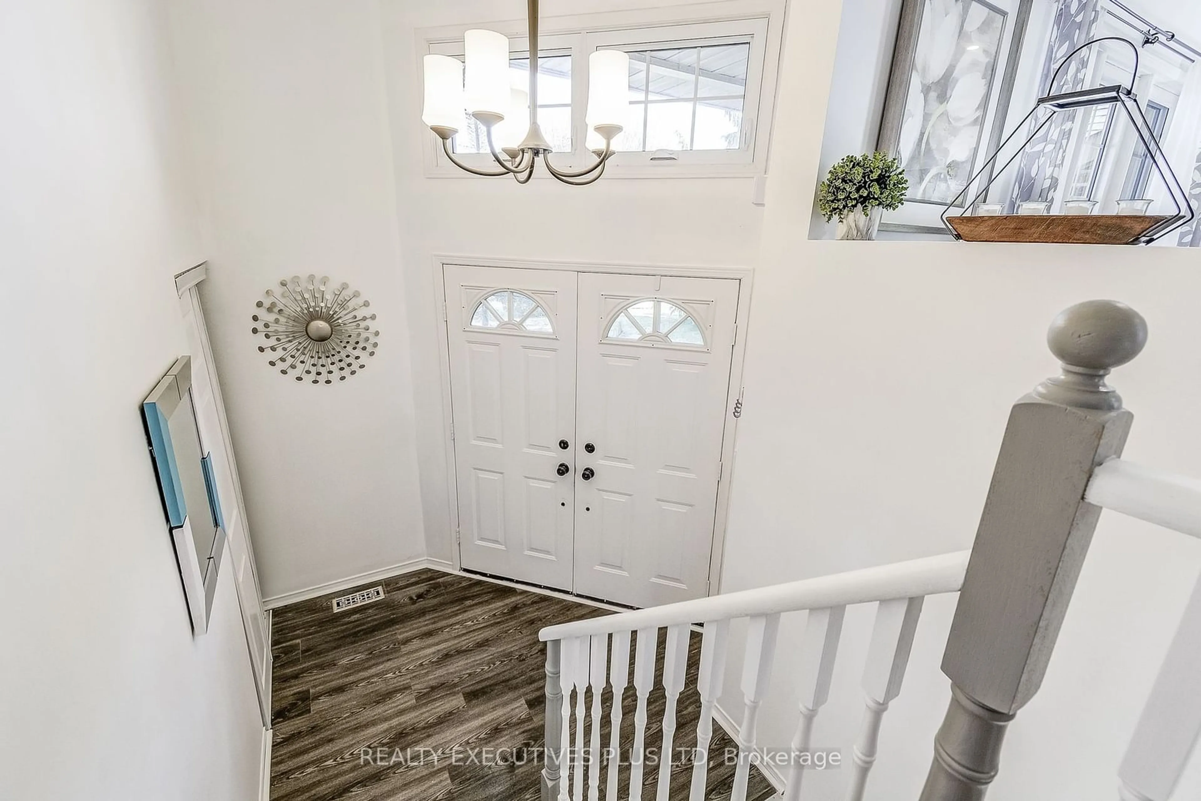 Indoor entryway, wood floors for 107 Madison Crt, Welland Ontario L3C 7G1