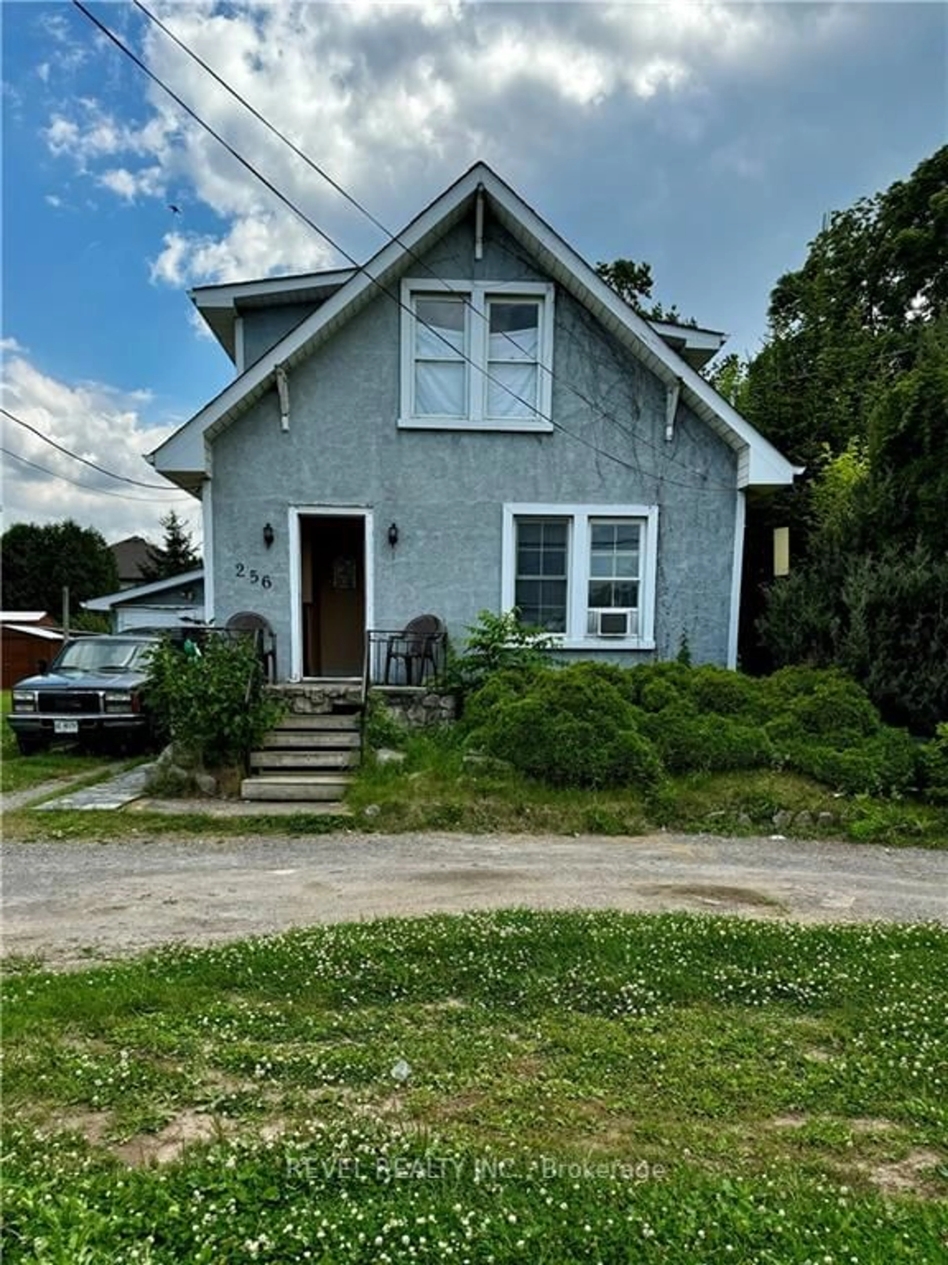 Frontside or backside of a home for 256 Barton St, Hamilton Ontario L8E 2K5