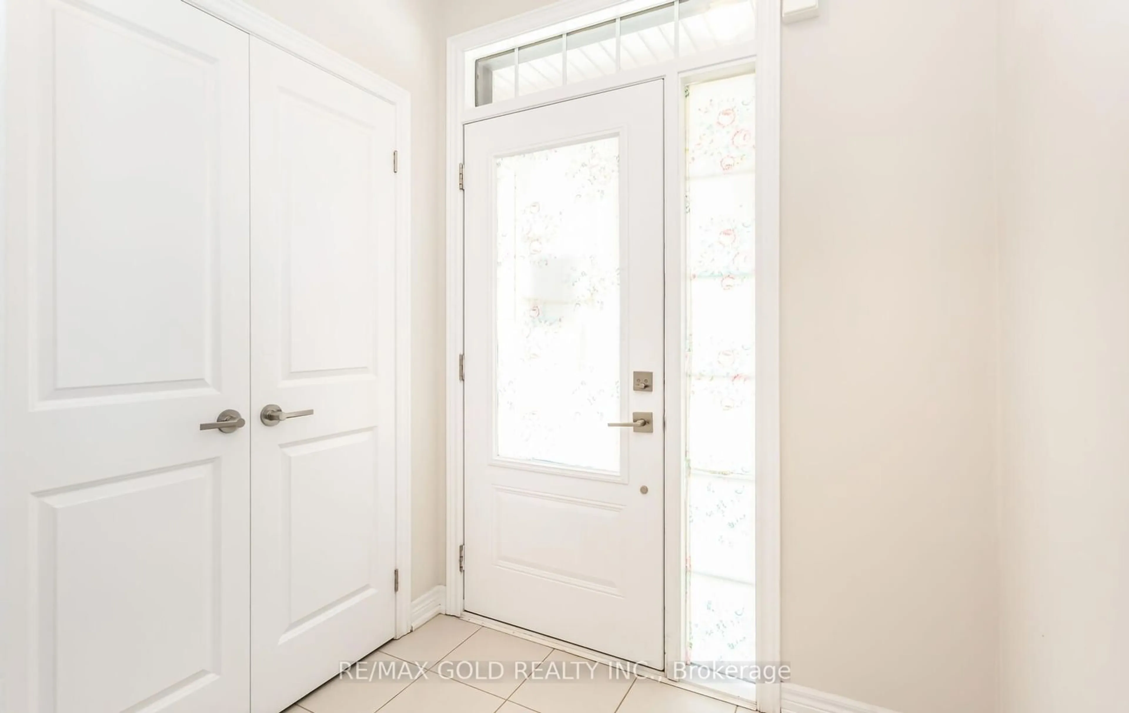 Indoor entryway for 10 Birmingham Dr #38, Cambridge Ontario N1R 0C6