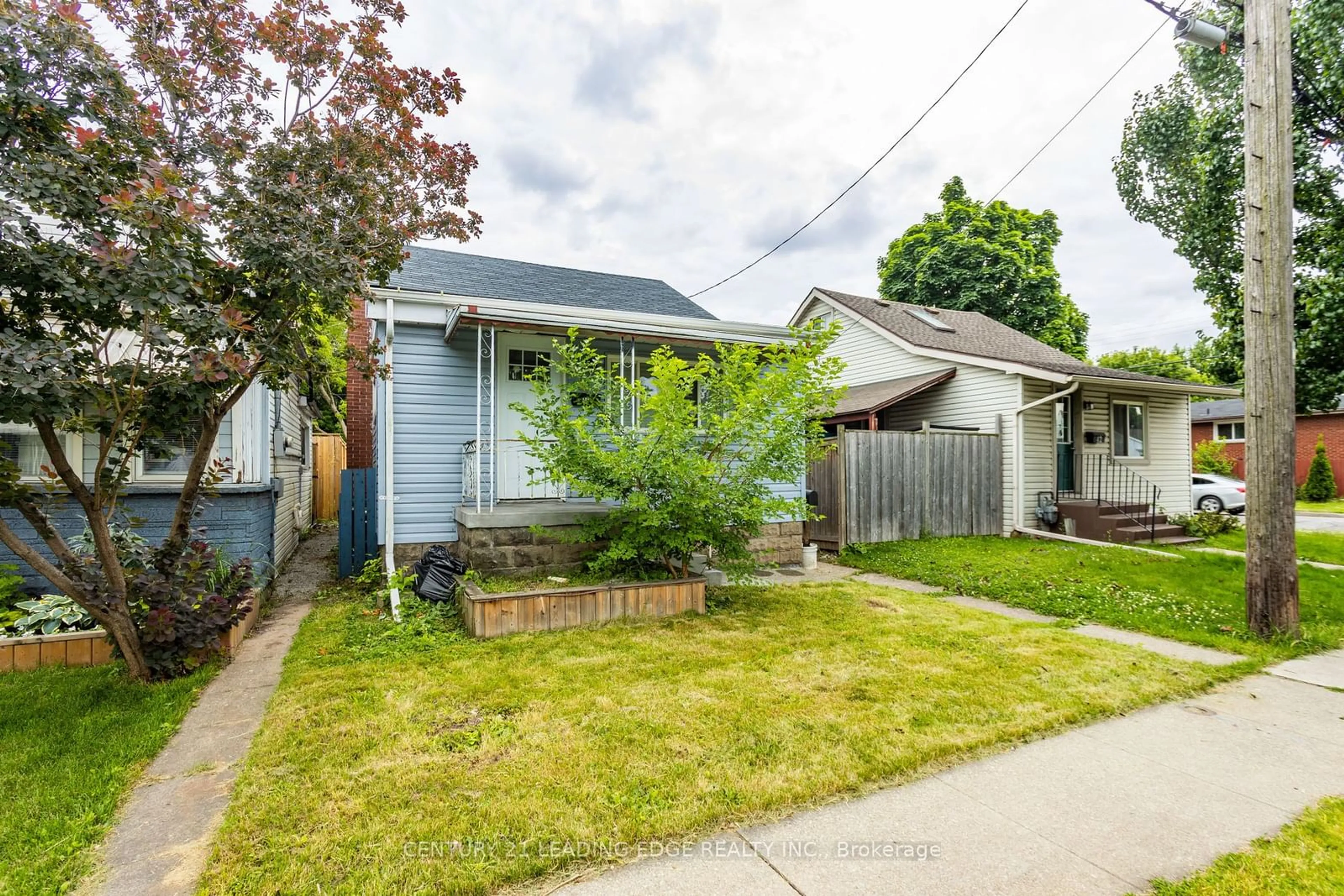 Frontside or backside of a home for 46 Division St, Hamilton Ontario L8H 4Z8